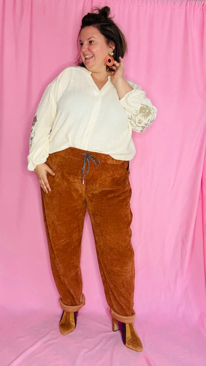 La blouse bohème grande taille écru détail coudes dorés qu’on adore enfiler pour se sentir belle, libre… et ultra stylée