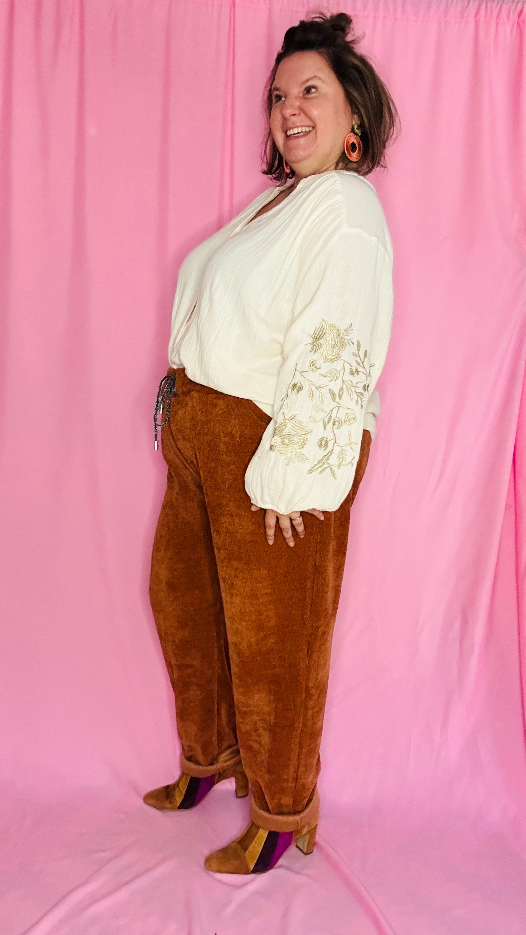 La blouse bohème grande taille écru détail coudes dorés qu’on adore enfiler pour se sentir belle, libre… et ultra stylée