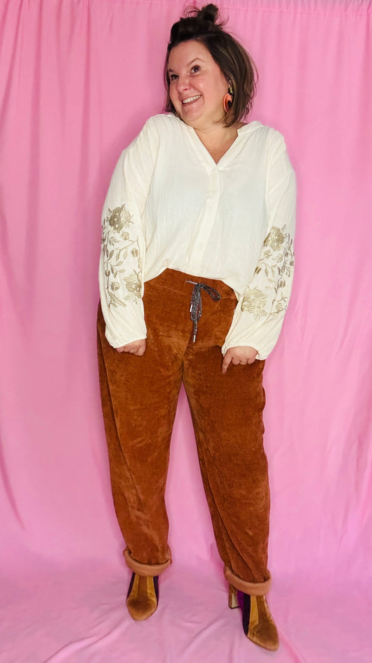 La blouse bohème grande taille écru détail coudes dorés qu’on adore enfiler pour se sentir belle, libre… et ultra stylée