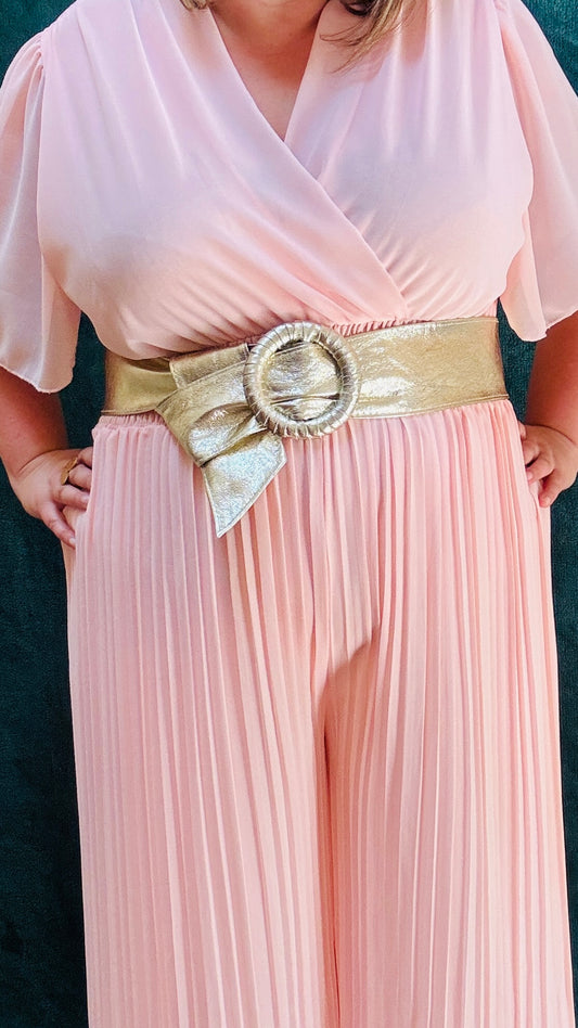 Avec cette ceinture grande taille en cuir doré et pailleté, donnez du peps à votre garde-robe et transformez chaque tenue en une véritable œuvre d'art. Que ce soit pour une sortie décontractée ou une occasion particulière, cette ceinture est l'accessoire parfait pour ajouter une touche de sophistication et de luminosité à votre look.