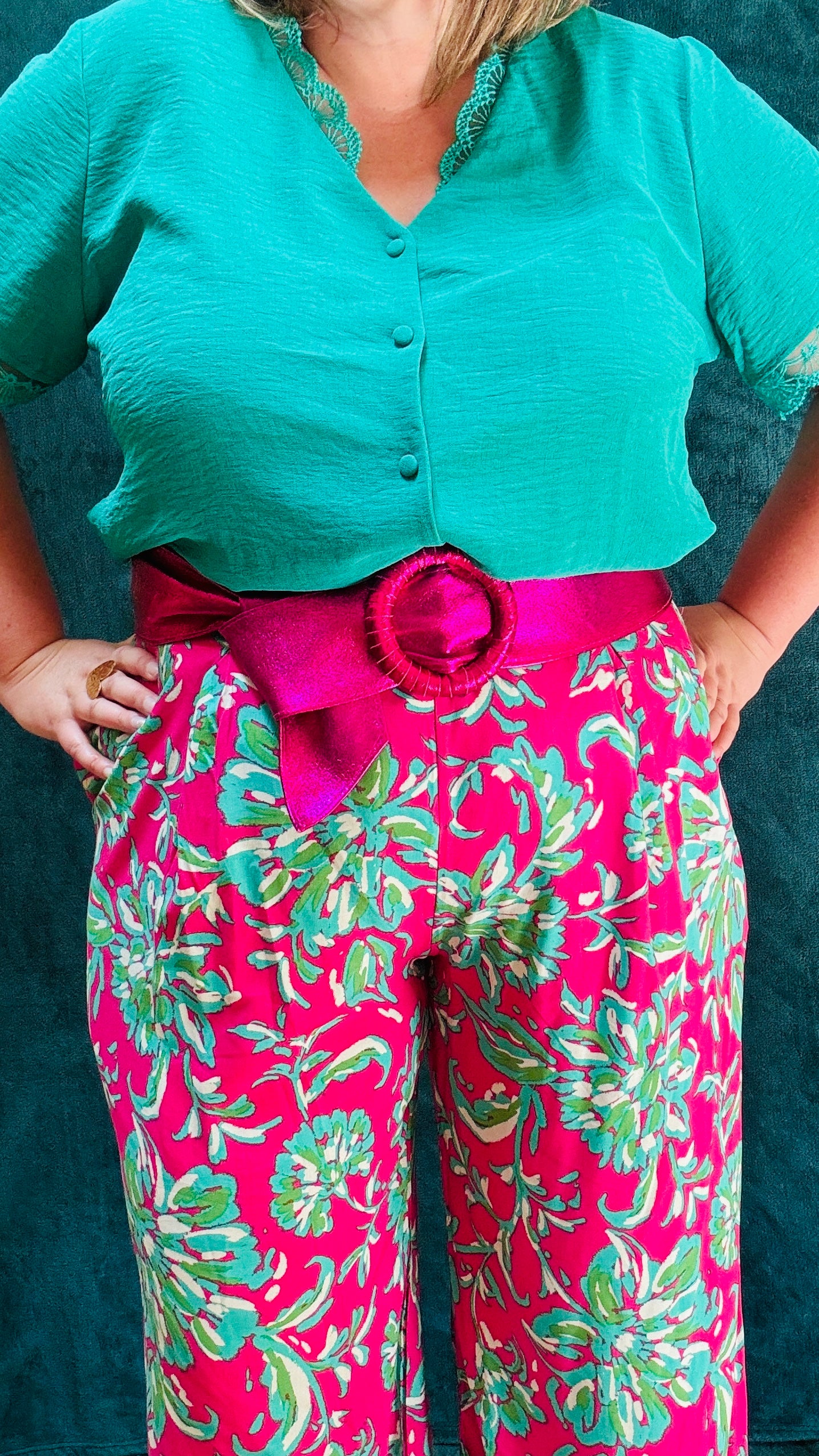 Avec cette ceinture grande taille en cuir rose fuchsia et pailleté, donnez du peps à votre garde-robe et transformez chaque tenue en une véritable œuvre d'art. Que ce soit pour une sortie décontractée ou une occasion particulière, cette ceinture est l'accessoire parfait pour ajouter une touche de sophistication et de luminosité à votre look.