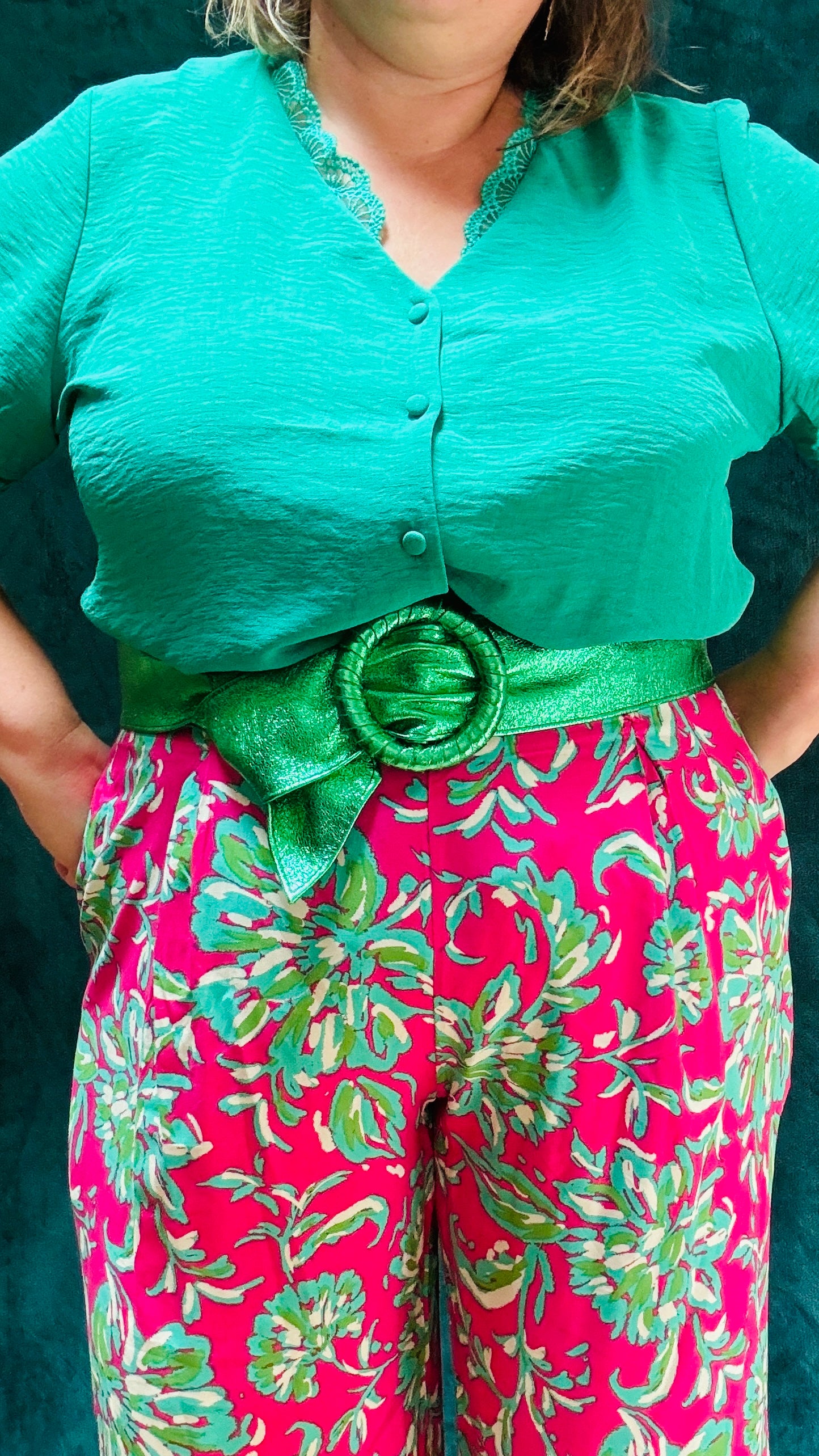 Avec cette ceinture grande taille en cuir vert et pailletée, donnez du peps à votre garde-robe et transformez chaque tenue en une véritable œuvre d'art. Que ce soit pour une sortie décontractée ou une occasion particulière, cette ceinture est l'accessoire parfait pour ajouter une touche de sophistication et de luminosité à votre look.