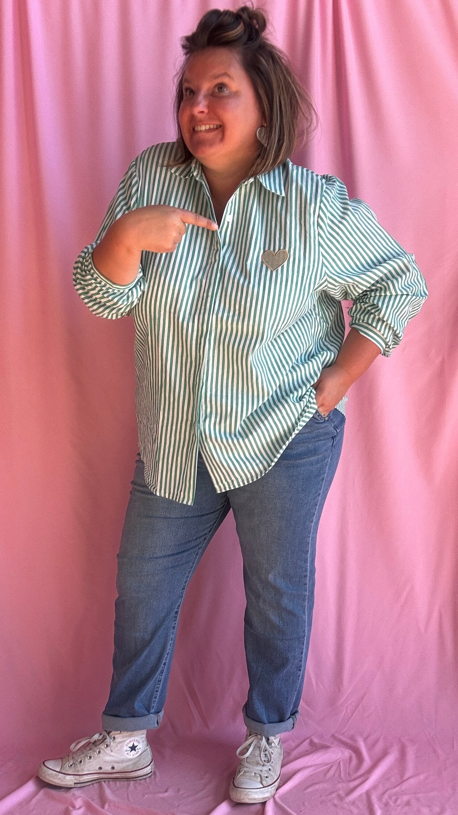 Craquez pour cette chemise rayée grande taille verte et blanc au détail cœur doré et adoptez une allure chic et tendance au quotidien !