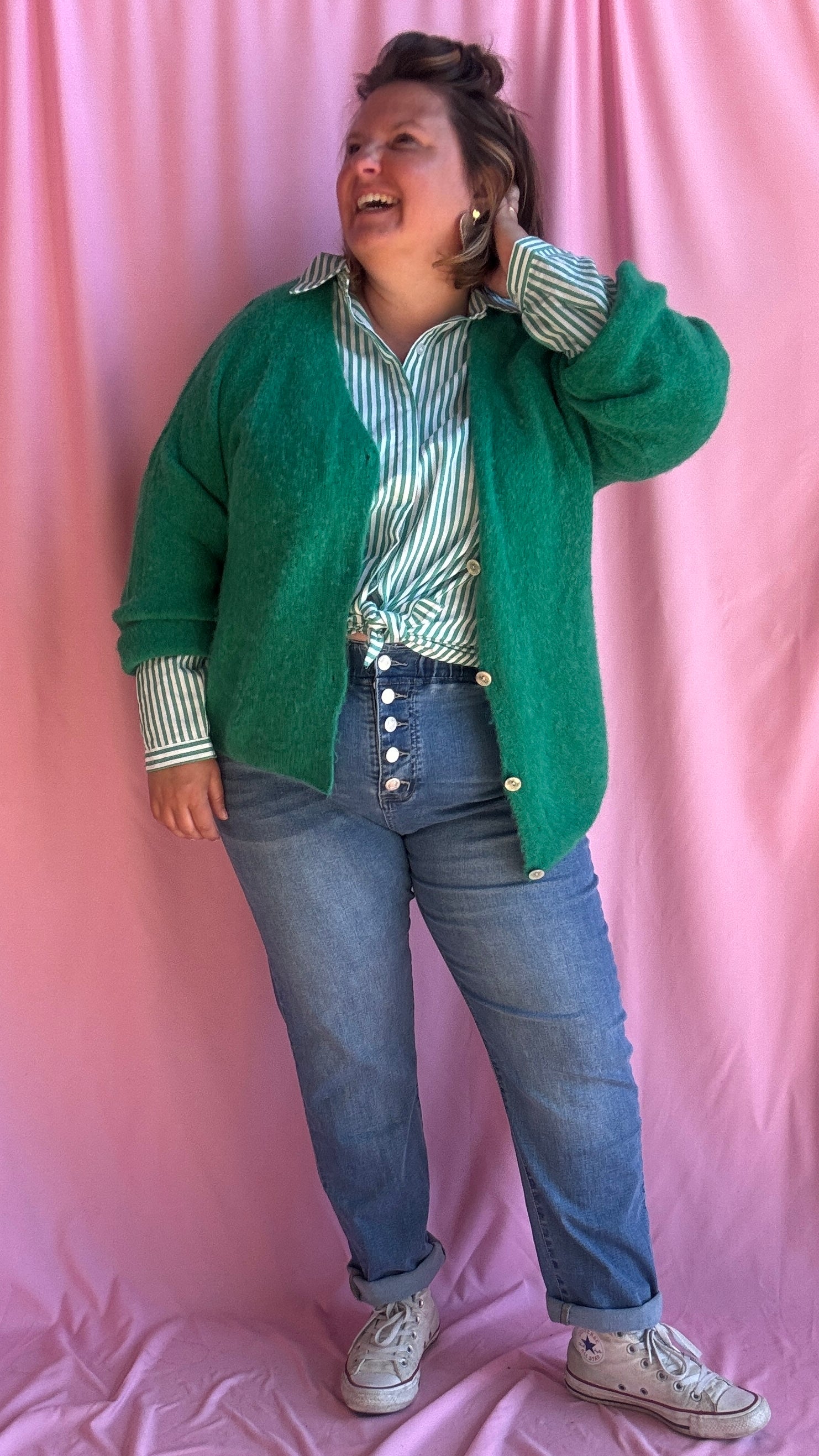 Craquez pour cette chemise rayée grande taille verte et blanc au détail cœur doré et adoptez une allure chic et tendance au quotidien !