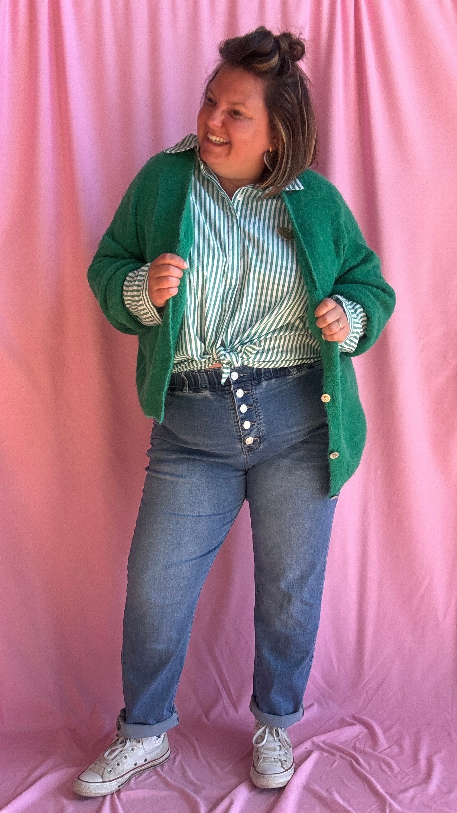 Craquez pour cette chemise rayée grande taille verte et blanc au détail cœur doré et adoptez une allure chic et tendance au quotidien !