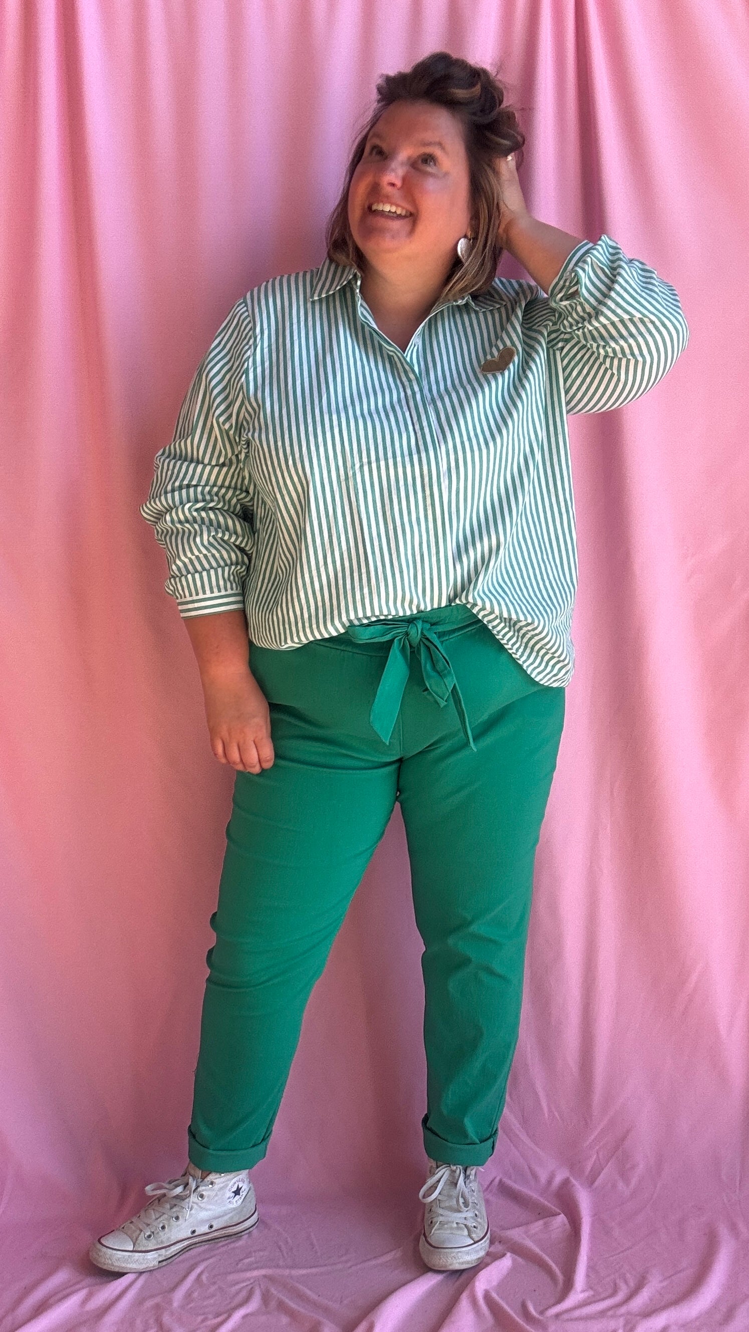 Craquez pour cette chemise rayée grande taille verte et blanc au détail cœur doré et adoptez une allure chic et tendance au quotidien !