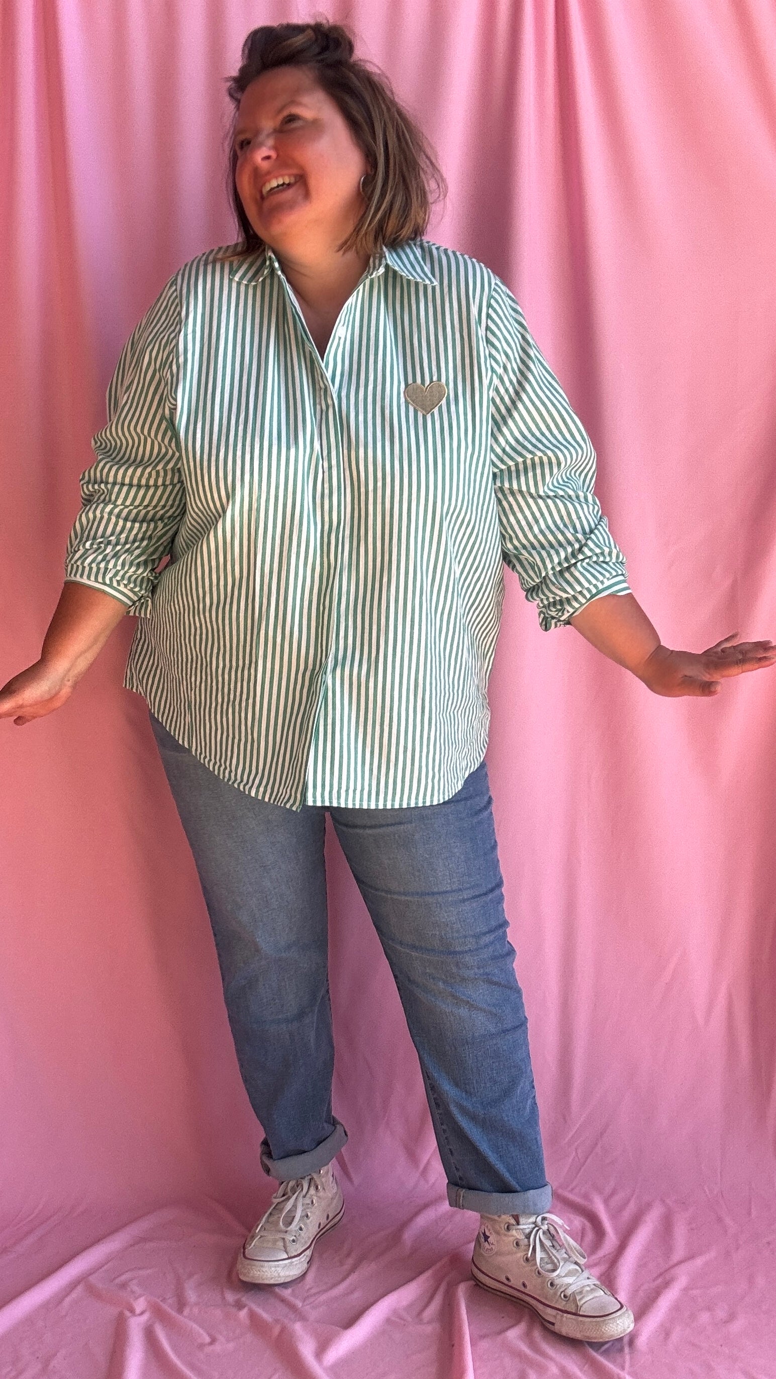 Craquez pour cette chemise rayée grande taille verte et blanc au détail cœur doré et adoptez une allure chic et tendance au quotidien !