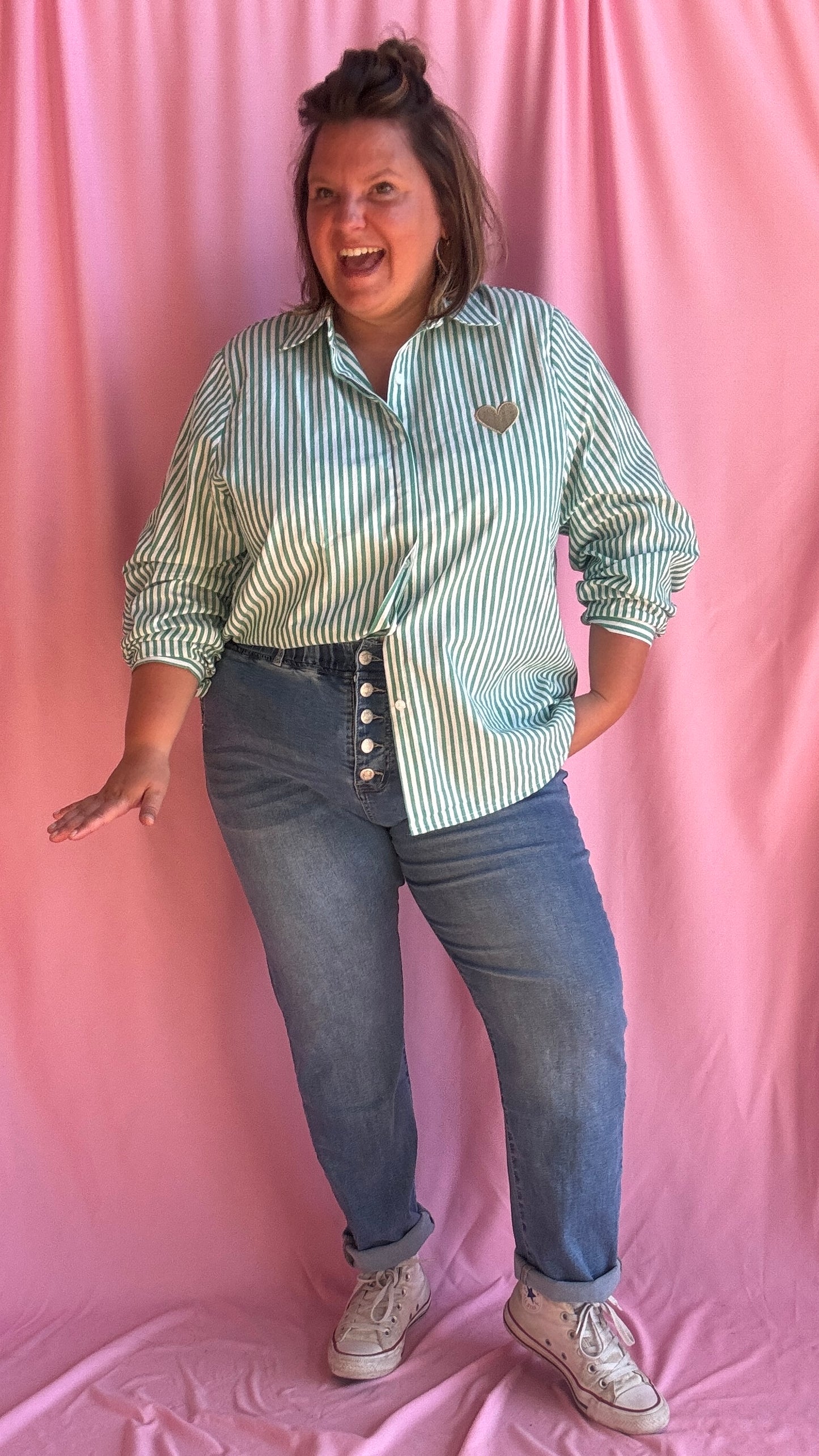Craquez pour cette chemise rayée grande taille verte et blanc au détail cœur doré et adoptez une allure chic et tendance au quotidien !