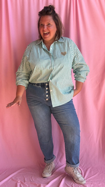Craquez pour cette chemise rayée grande taille verte et blanc au détail cœur doré et adoptez une allure chic et tendance au quotidien !