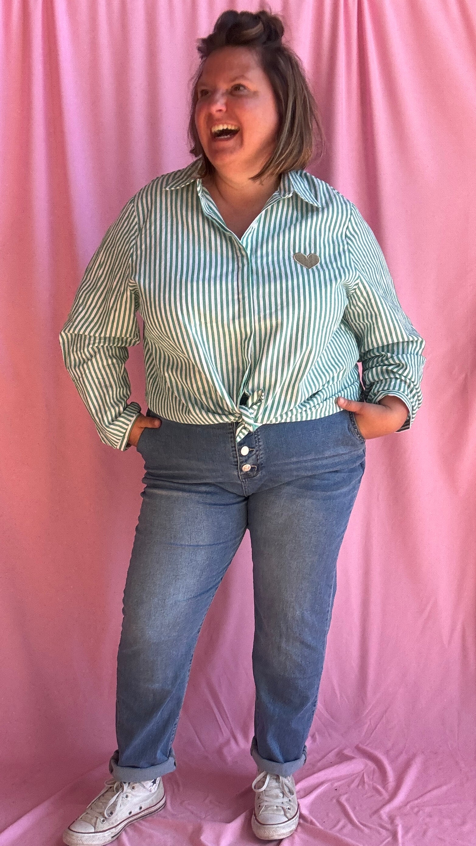 Craquez pour cette chemise rayée grande taille verte et blanc au détail cœur doré et adoptez une allure chic et tendance au quotidien !