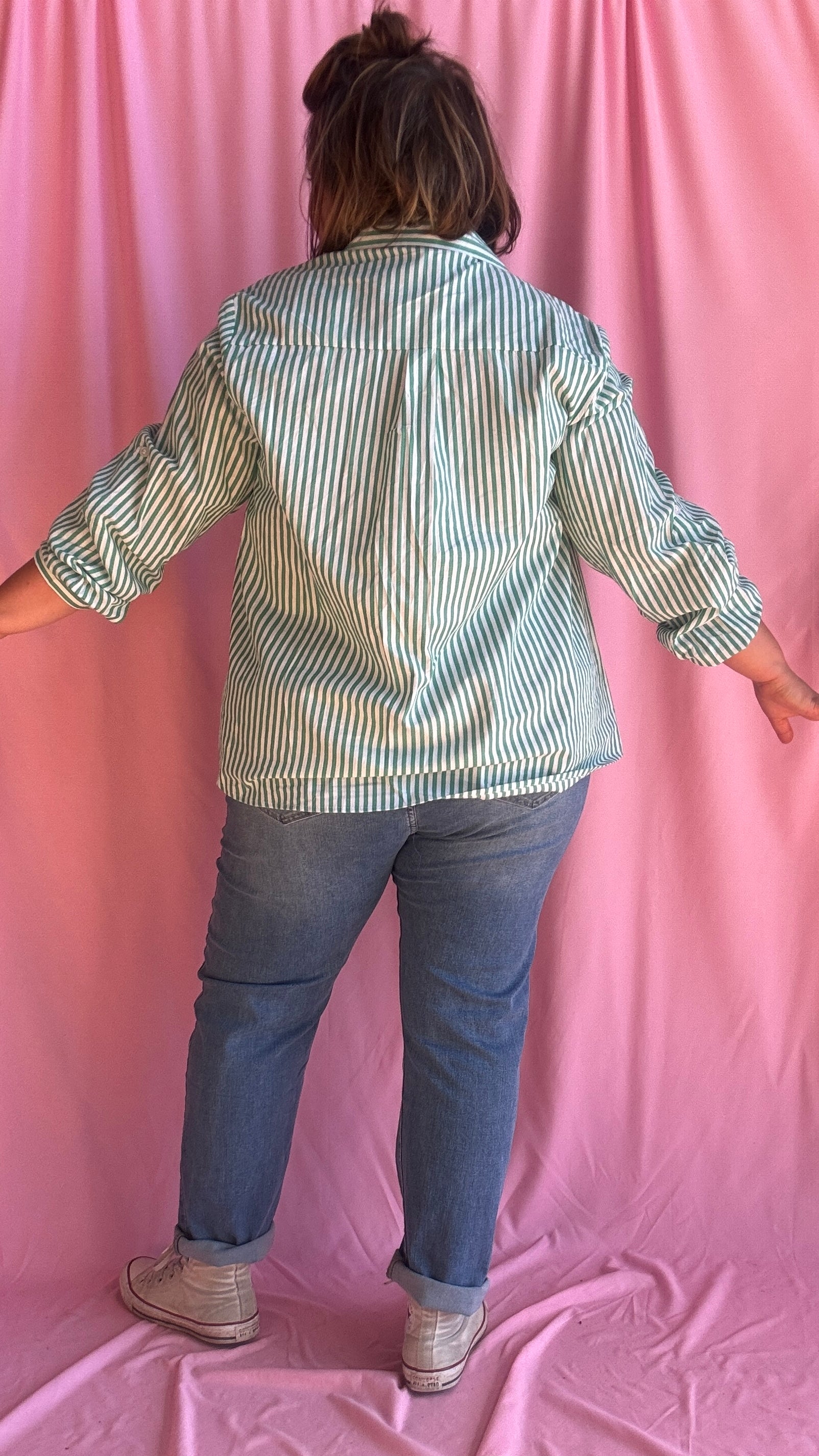 Craquez pour cette chemise rayée grande taille verte et blanc au détail cœur doré et adoptez une allure chic et tendance au quotidien !