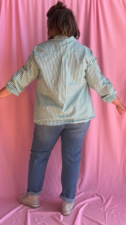 Craquez pour cette chemise rayée grande taille verte et blanc au détail cœur doré et adoptez une allure chic et tendance au quotidien !