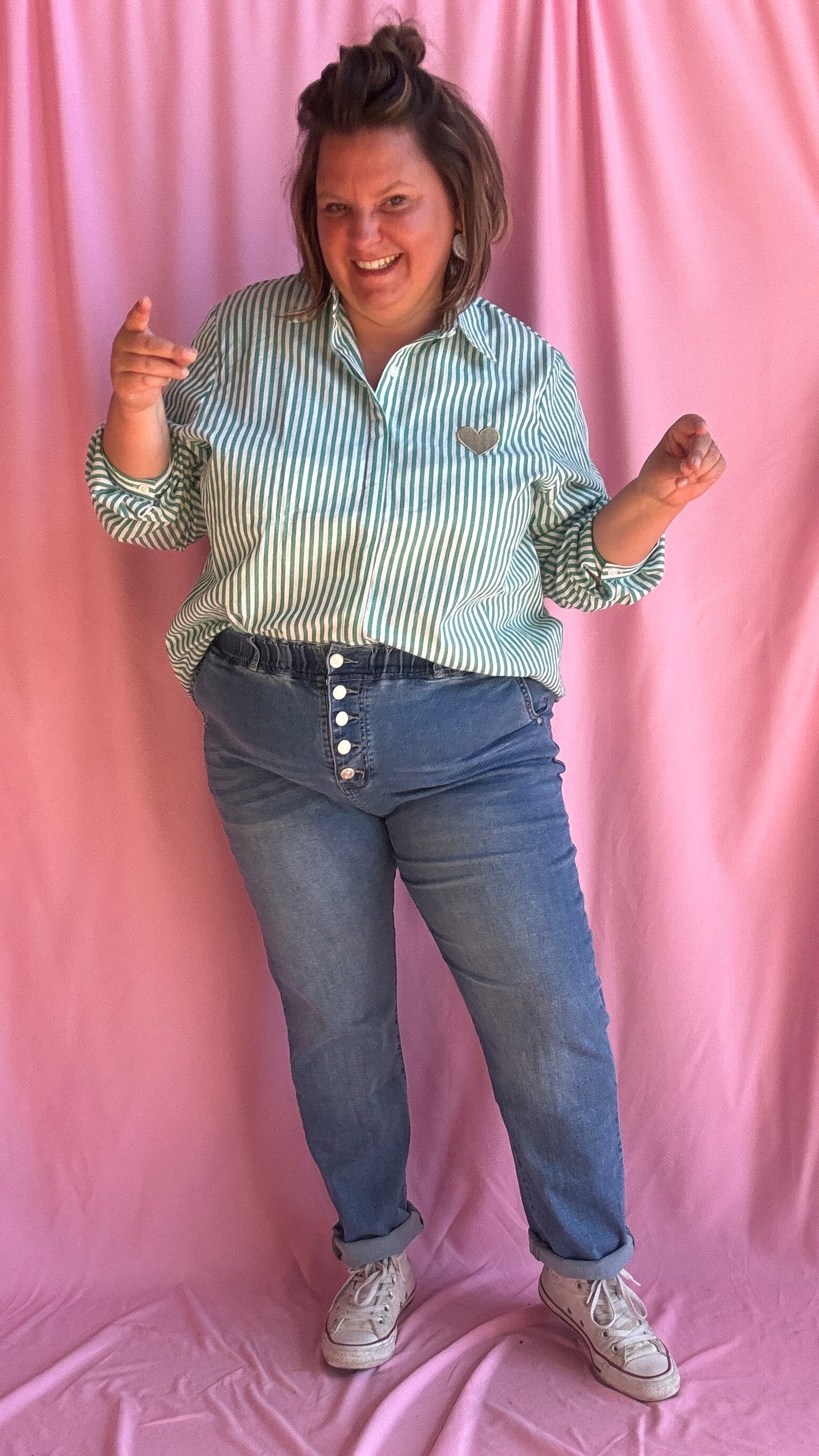 Craquez pour cette chemise rayée grande taille verte et blanc au détail cœur doré et adoptez une allure chic et tendance au quotidien !