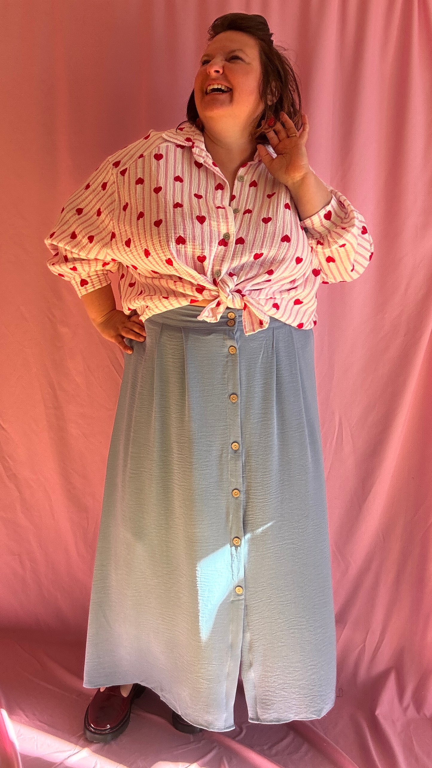 Chemise grande taille en gaze de coton rose et blanc, motifs cœurs rouges.