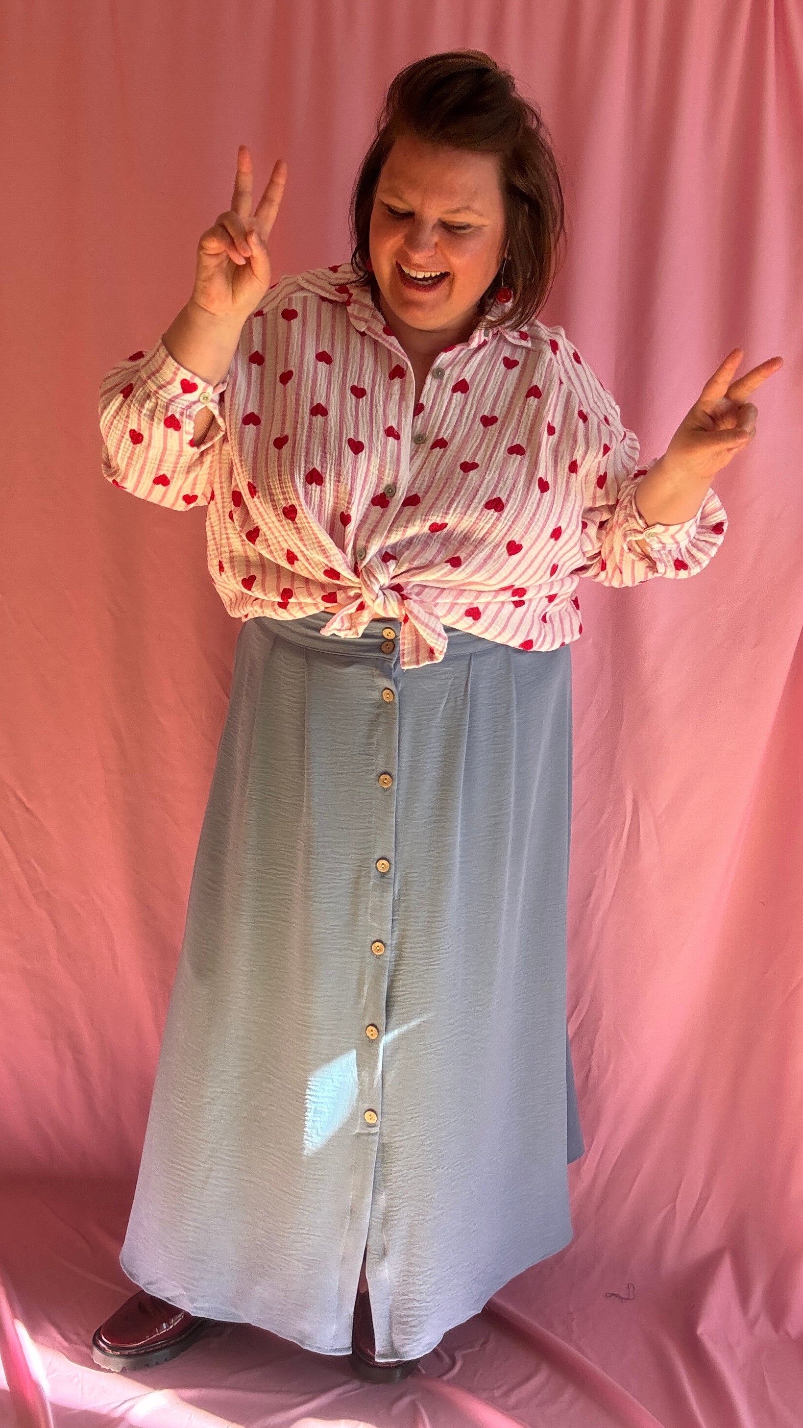 Chemise grande taille en gaze de coton rose et blanc, motifs cœurs rouges.