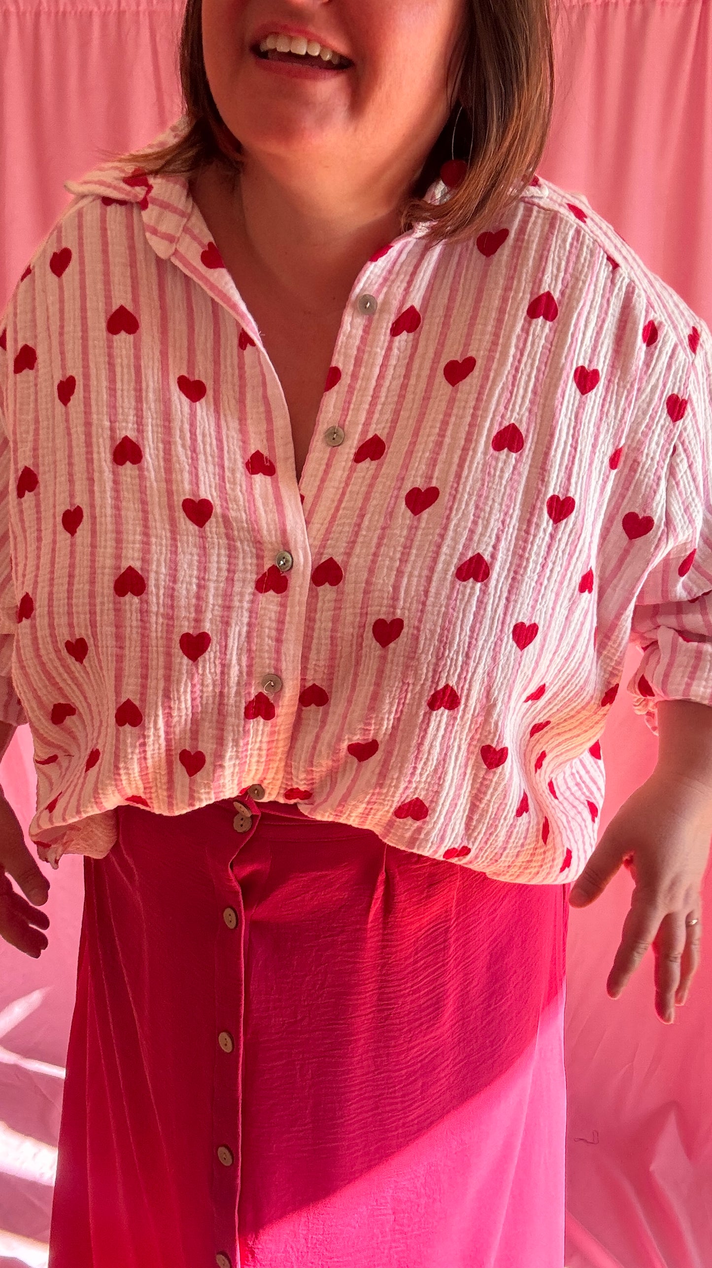 Chemise grande taille en gaze de coton rose et blanc, motifs cœurs rouges.