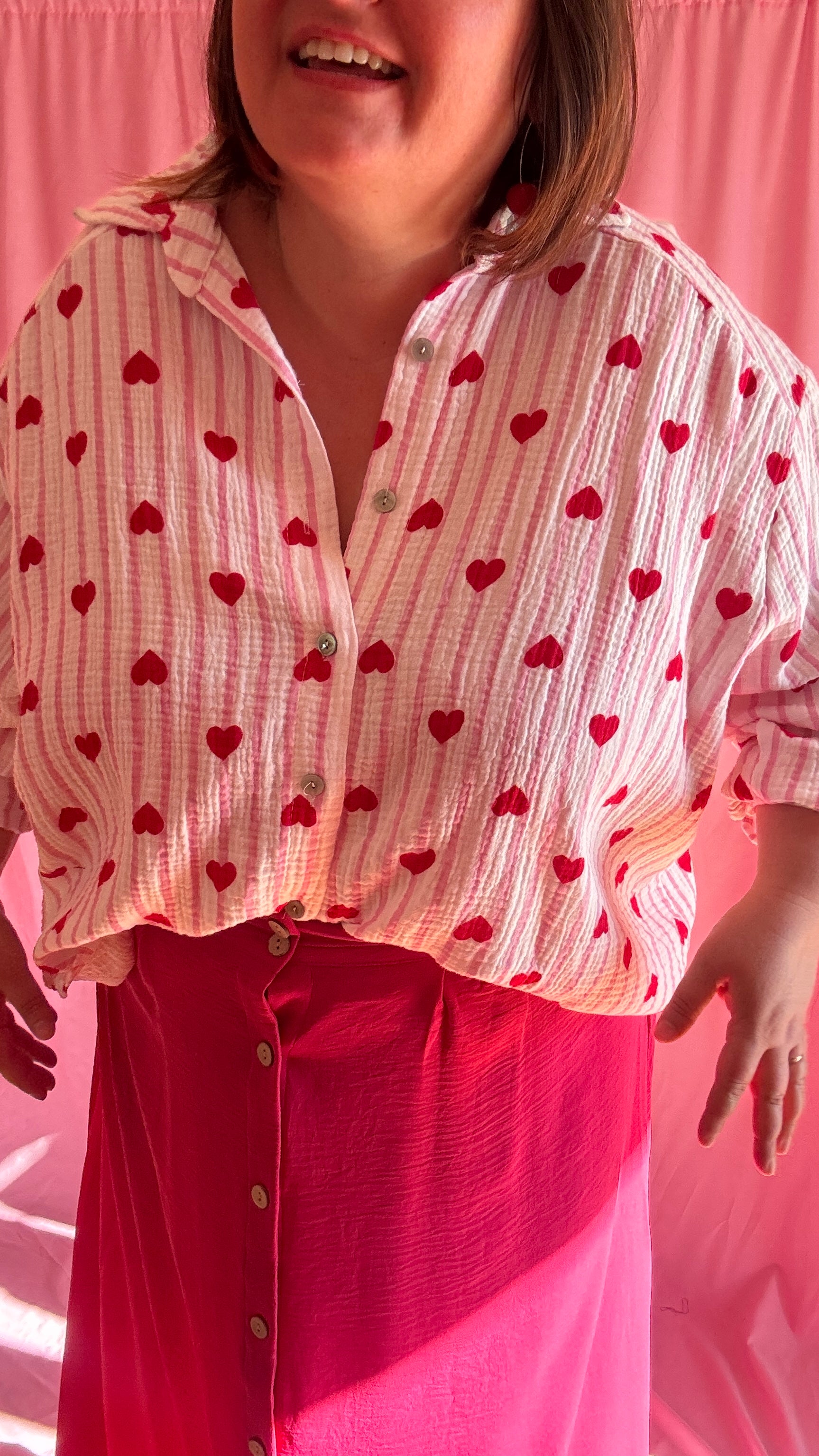 Chemise grande taille en gaze de coton rose et blanc, motifs cœurs rouges.