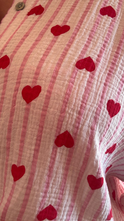 Chemise grande taille en gaze de coton rose et blanc, motifs cœurs rouges.