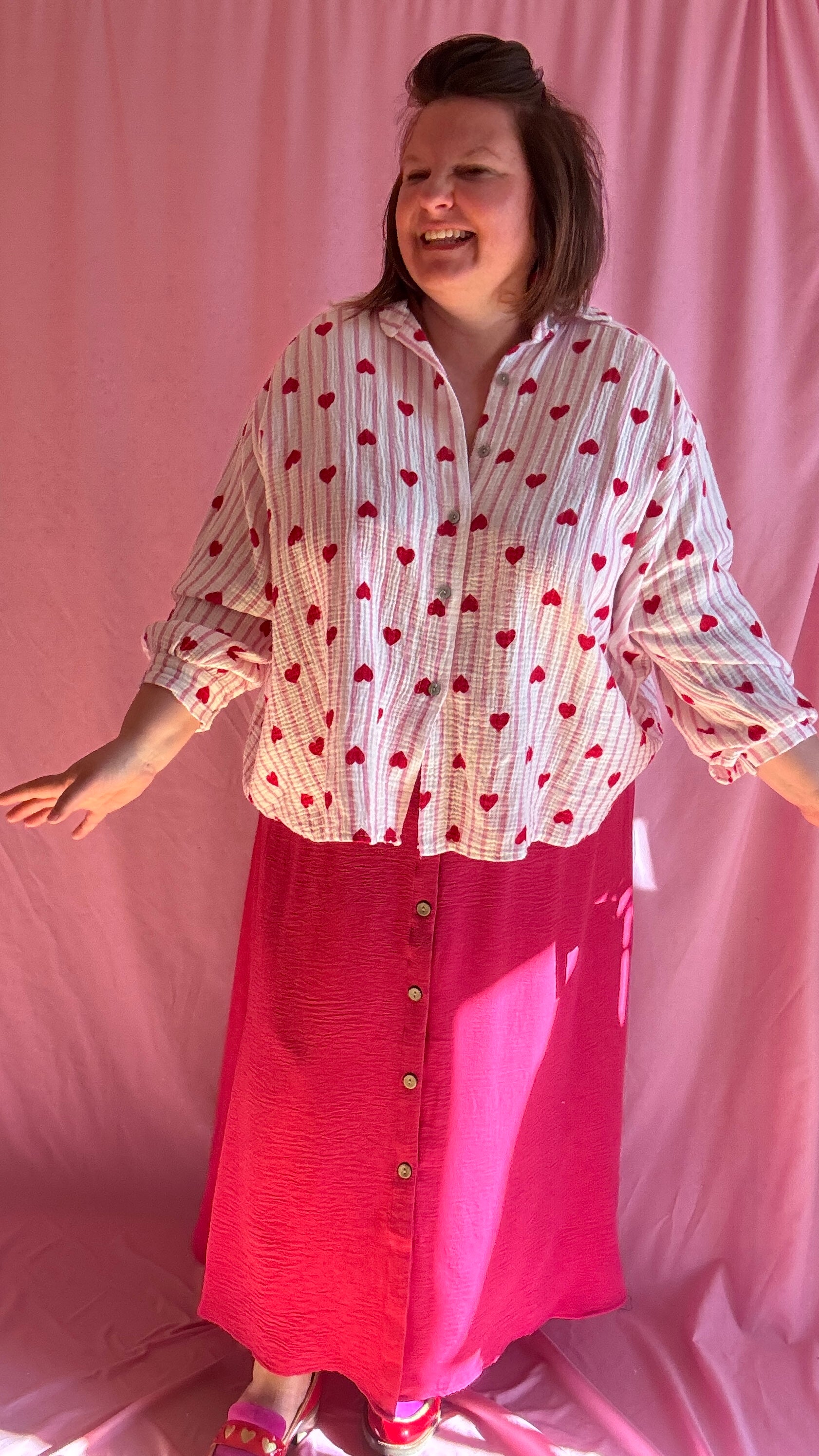 Chemise grande taille en gaze de coton rose et blanc, motifs cœurs rouges.