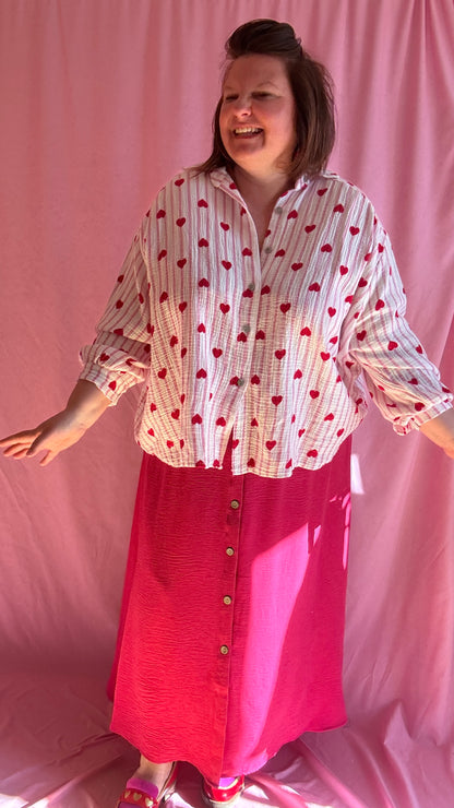 Chemise grande taille en gaze de coton rose et blanc, motifs cœurs rouges.