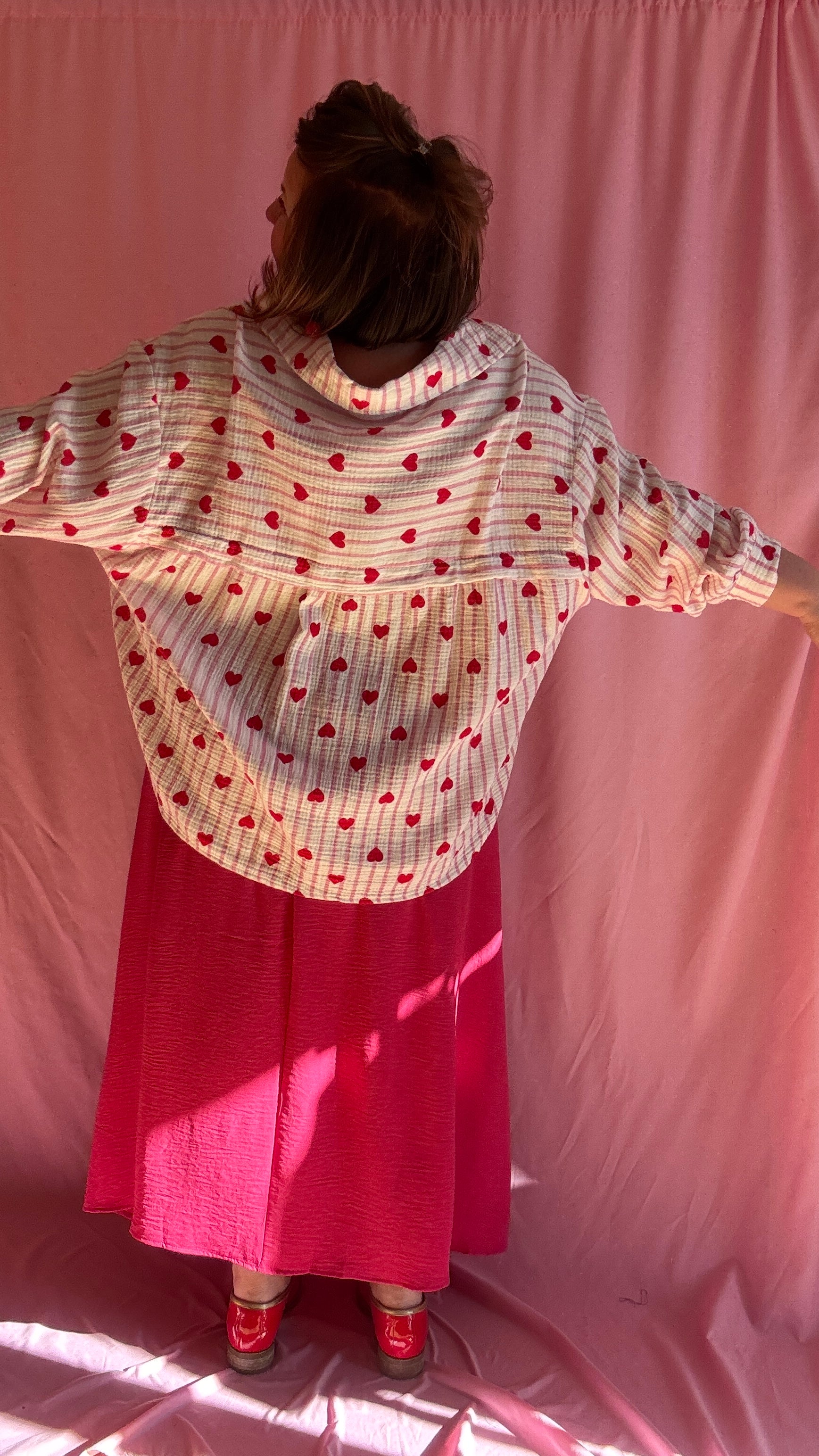 Chemise grande taille en gaze de coton rose et blanc, motifs cœurs rouges.