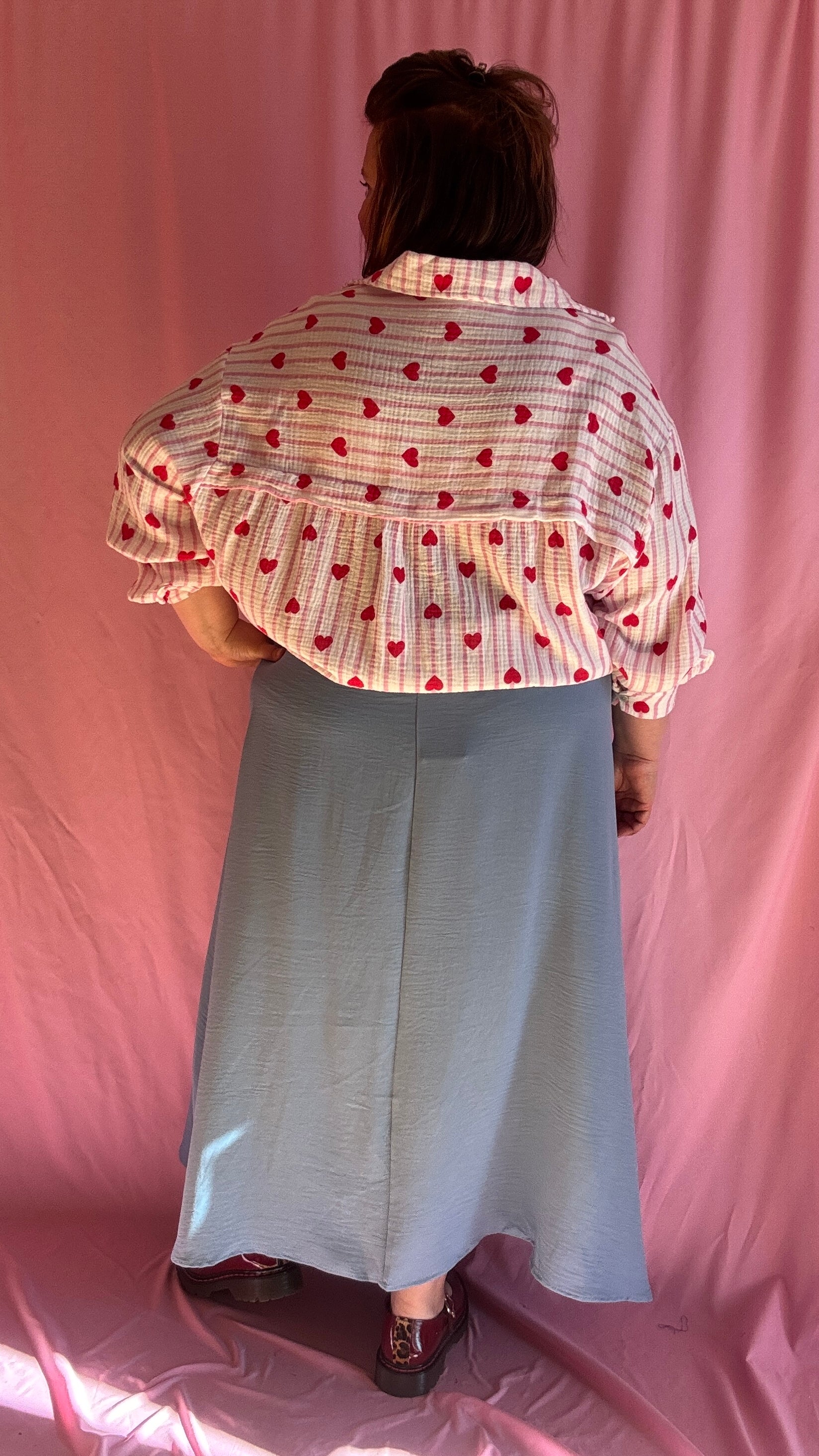 Chemise grande taille en gaze de coton rose et blanc, motifs cœurs rouges.
