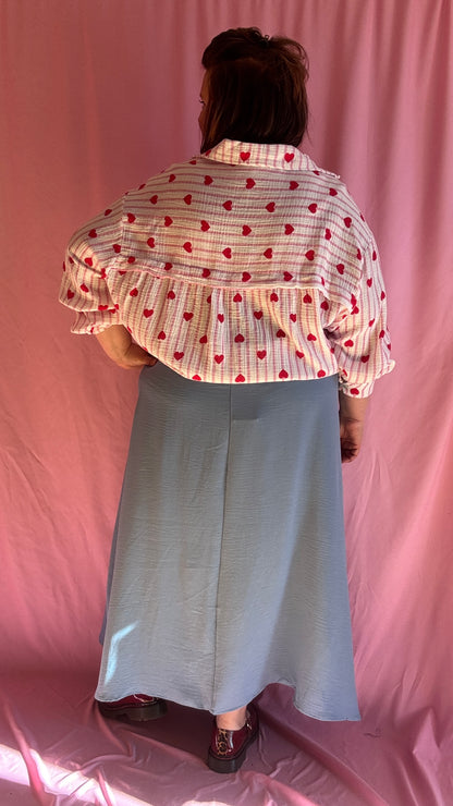 Chemise grande taille en gaze de coton rose et blanc, motifs cœurs rouges.