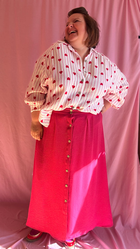 Chemise grande taille en gaze de coton rose et blanc, motifs cœurs rouges.