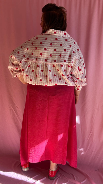 Chemise grande taille en gaze de coton rose et blanc, motifs cœurs rouges.