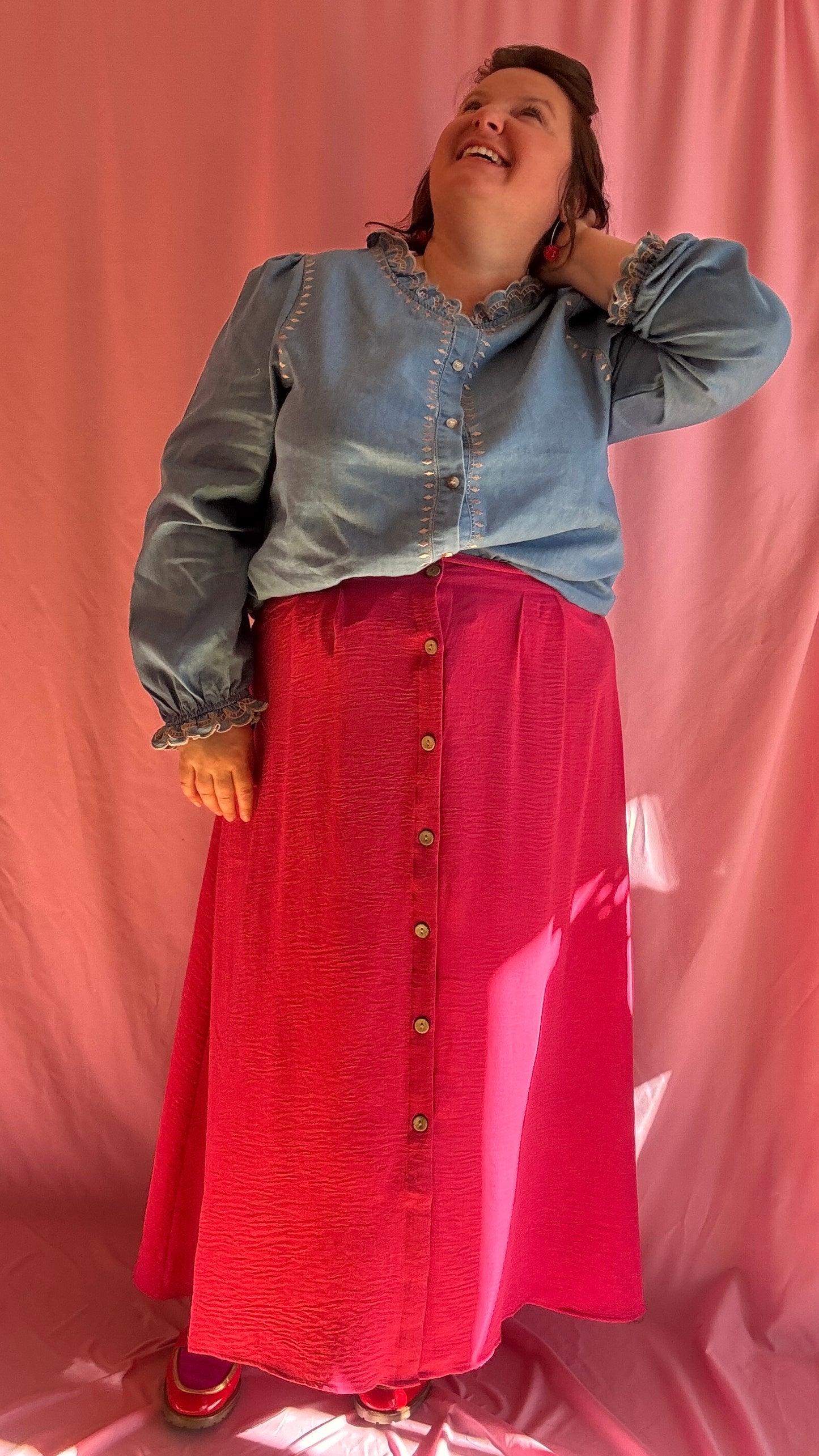 Chemise grande taille bleu jean avec broderies beiges, manches ballons et col mao