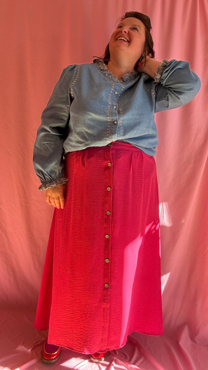 Chemise grande taille bleu jean avec broderies beiges, manches ballons et col mao