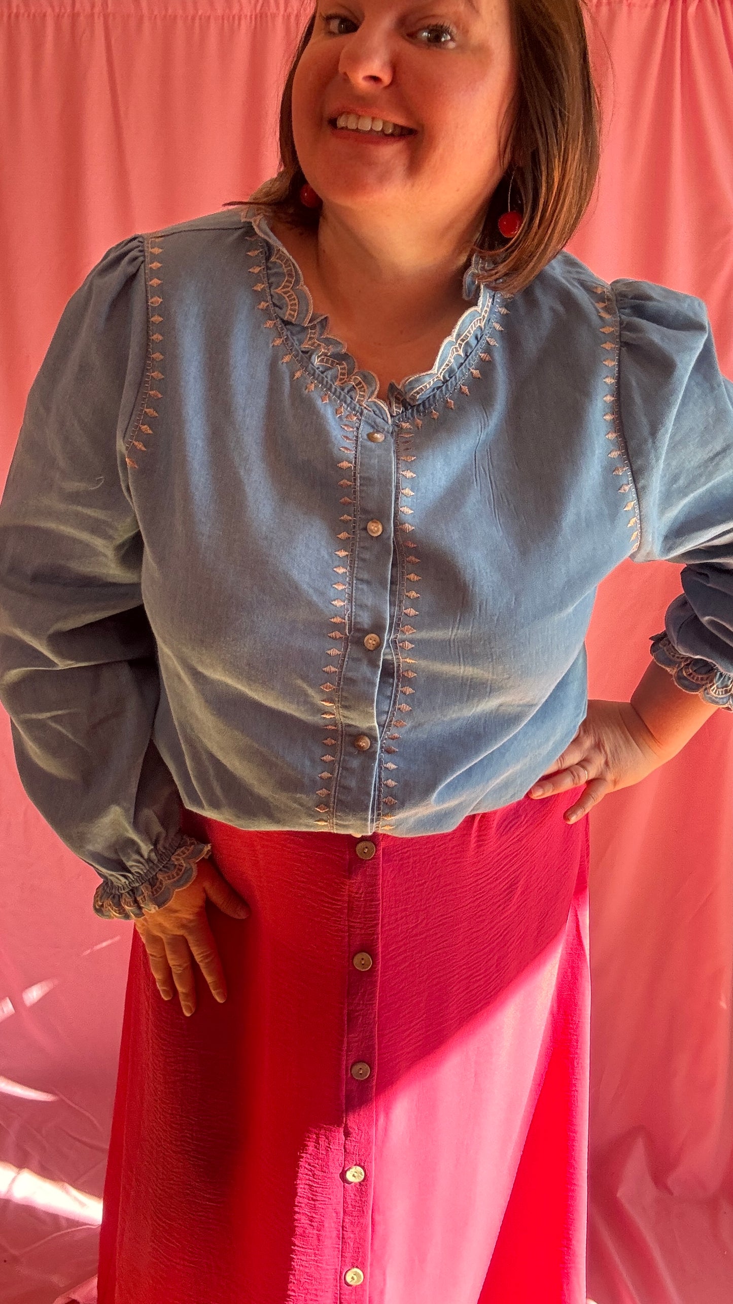 Chemise grande taille bleu jean avec broderies beiges, manches ballons et col mao