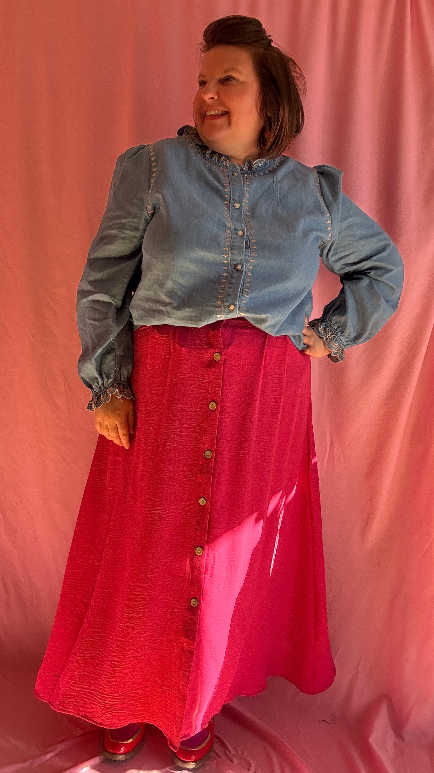 Chemise grande taille bleu jean avec broderies beiges, manches ballons et col mao