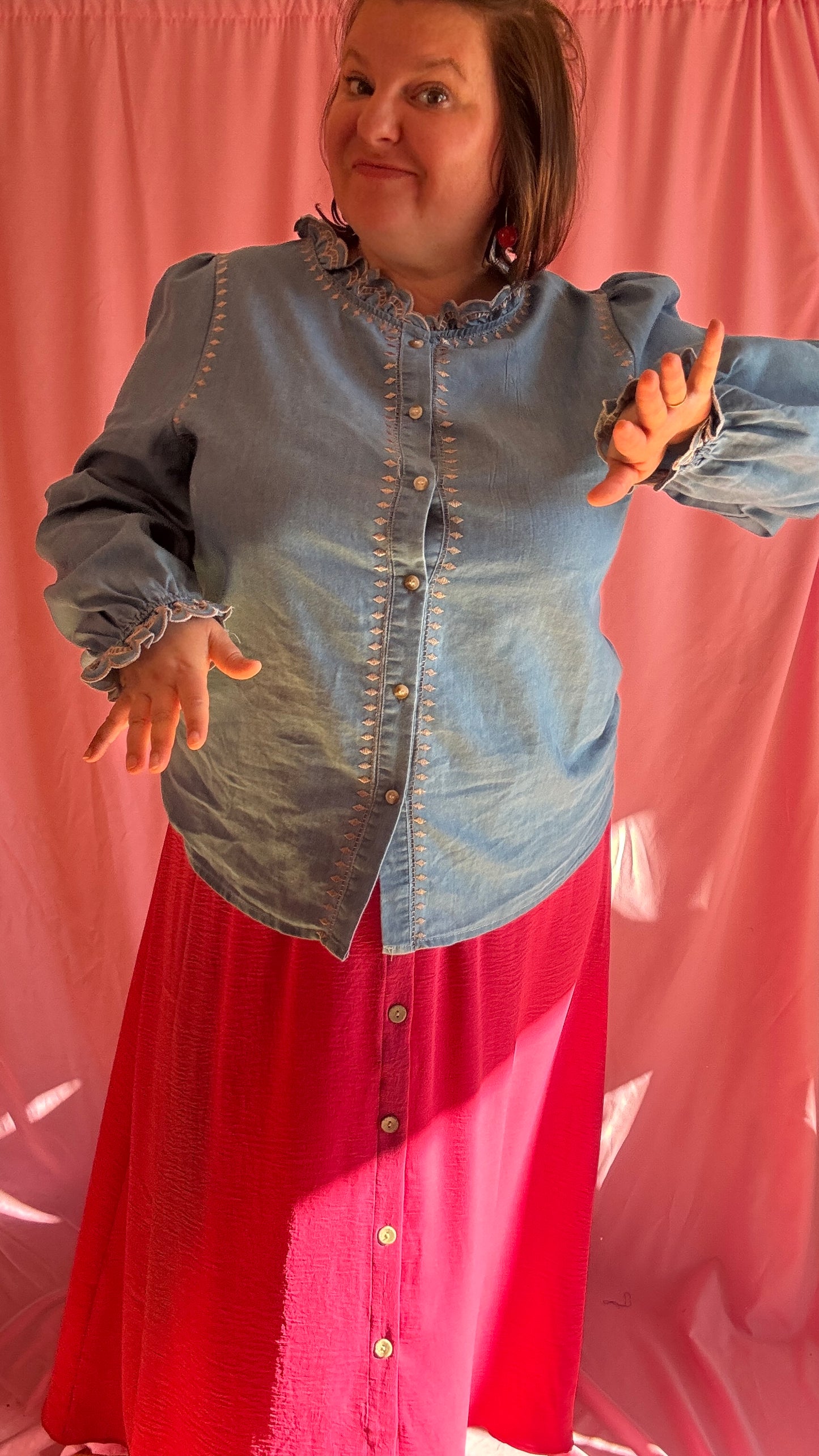 Chemise grande taille bleu jean avec broderies beiges, manches ballons et col mao