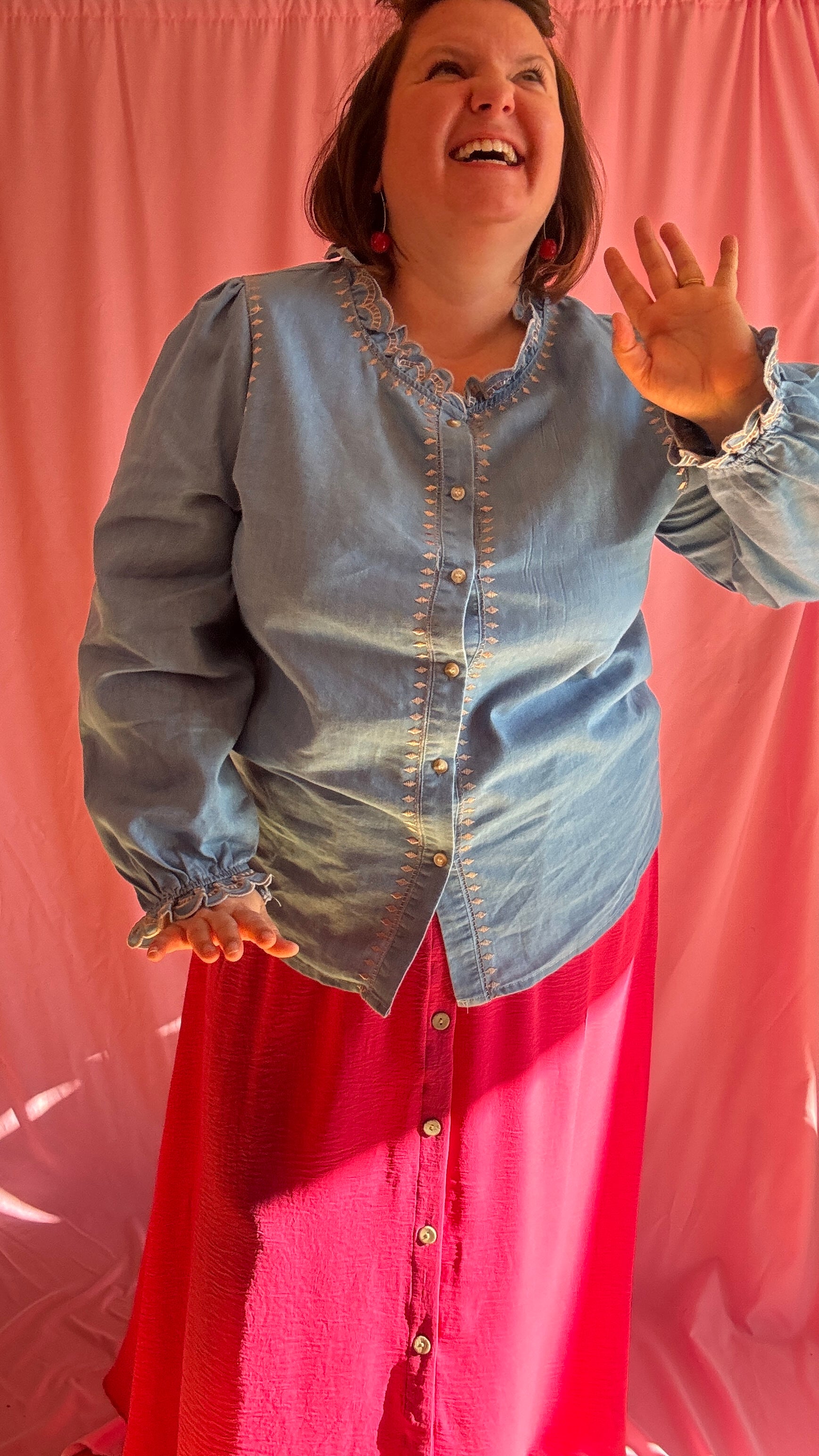 Chemise grande taille bleu jean avec broderies beiges, manches ballons et col mao