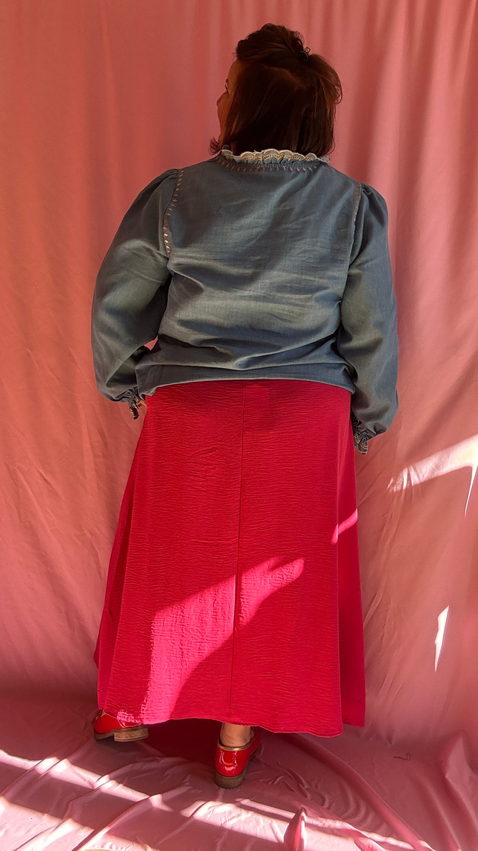 Chemise grande taille bleu jean avec broderies beiges, manches ballons et col mao