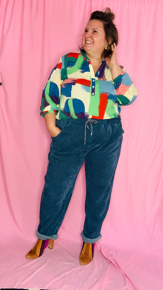 Cette blouse grande taille colorée aux motifs graphiques est la pièce idéale pour celles qui aiment exprimer leur créativité à travers leur style. Idéal pour un look à la fois confortable, coloré et tendance !