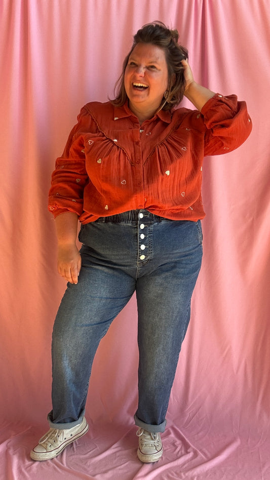 Faites battre votre cœur pour cette blouse chemise grande taille au coloris rouille camel réchauffé de petits cœurs dorés irrésistibles 