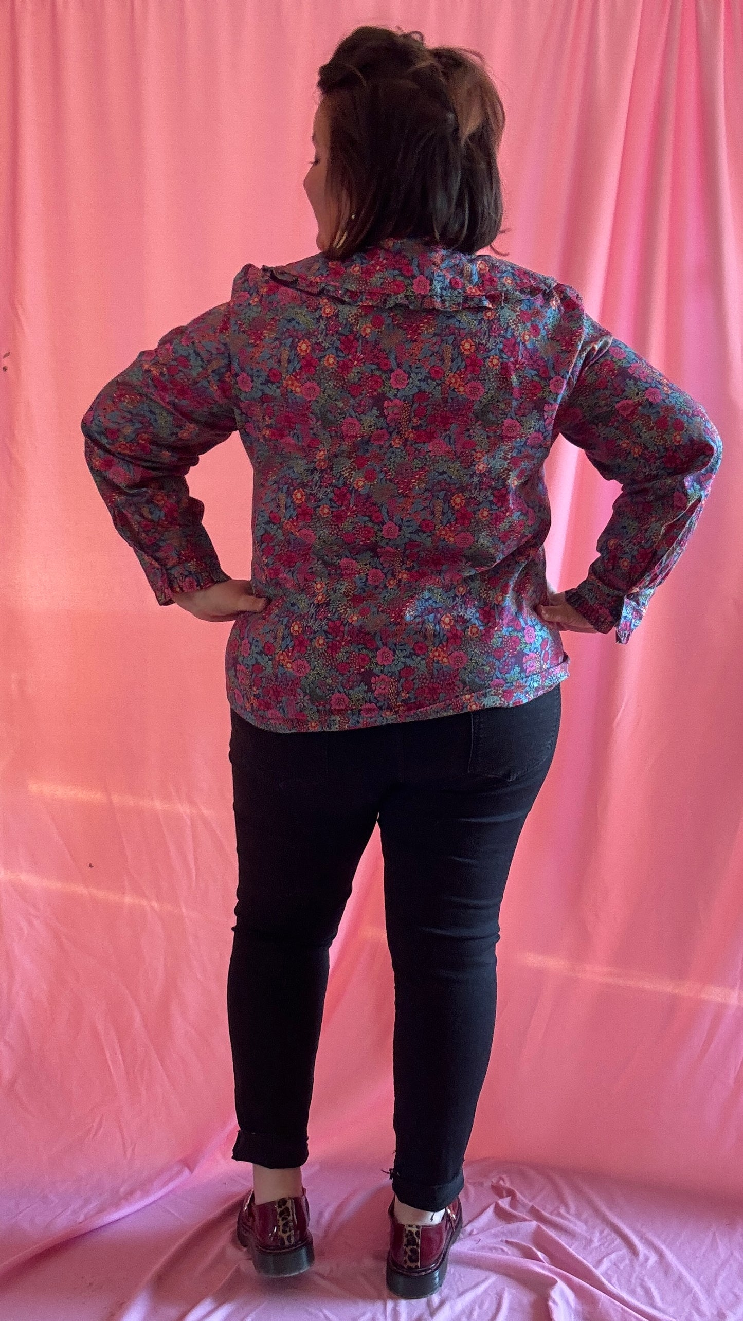 Chemise grande taille motif liberty coloré, col claudine féminin et romantique