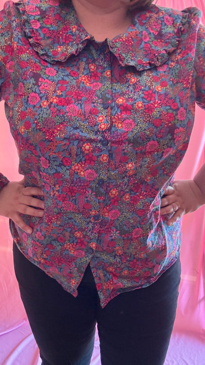 Chemise grande taille motif liberty coloré, col claudine féminin et romantique