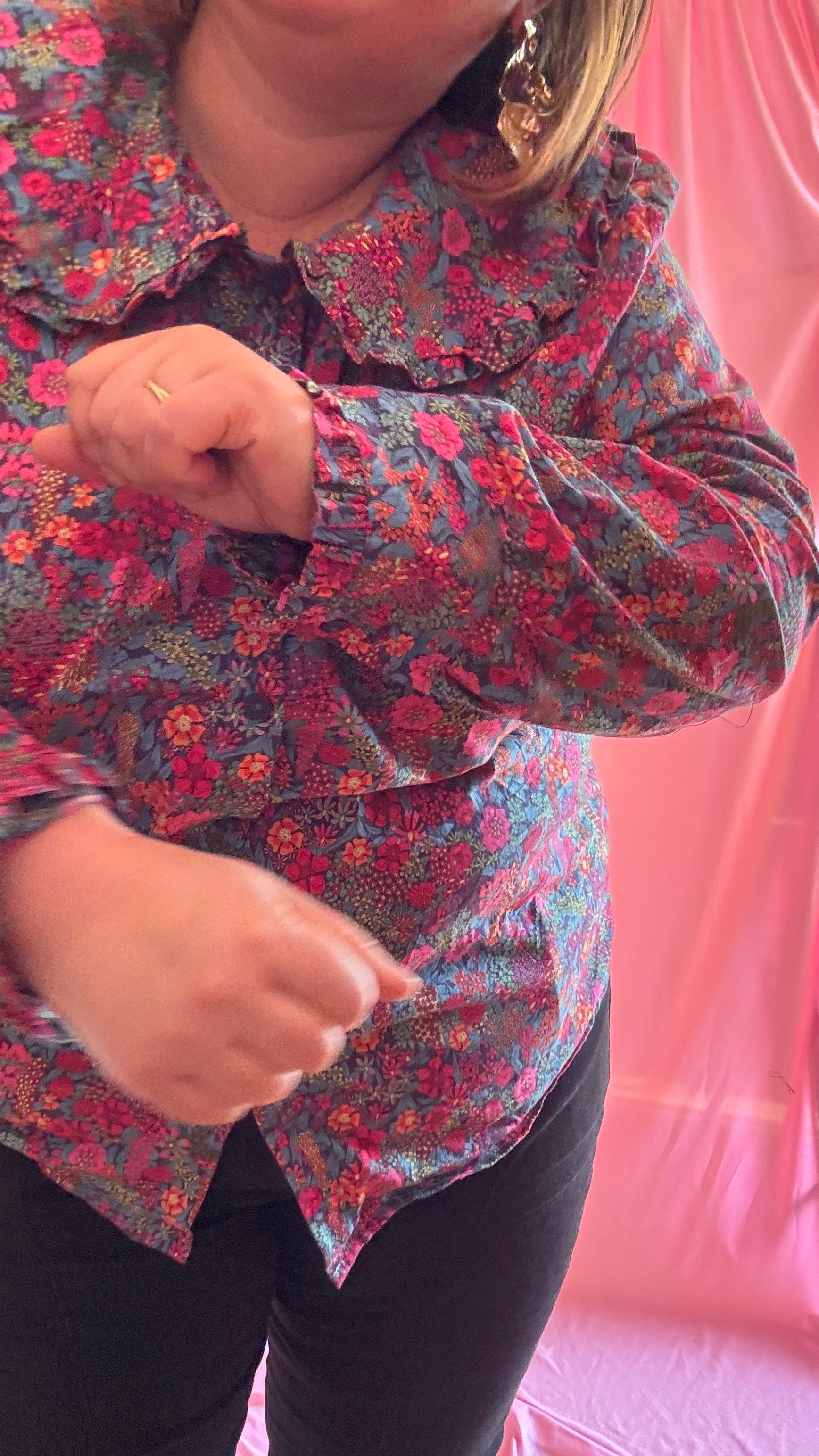 Chemise grande taille motif liberty coloré, col claudine féminin et romantique