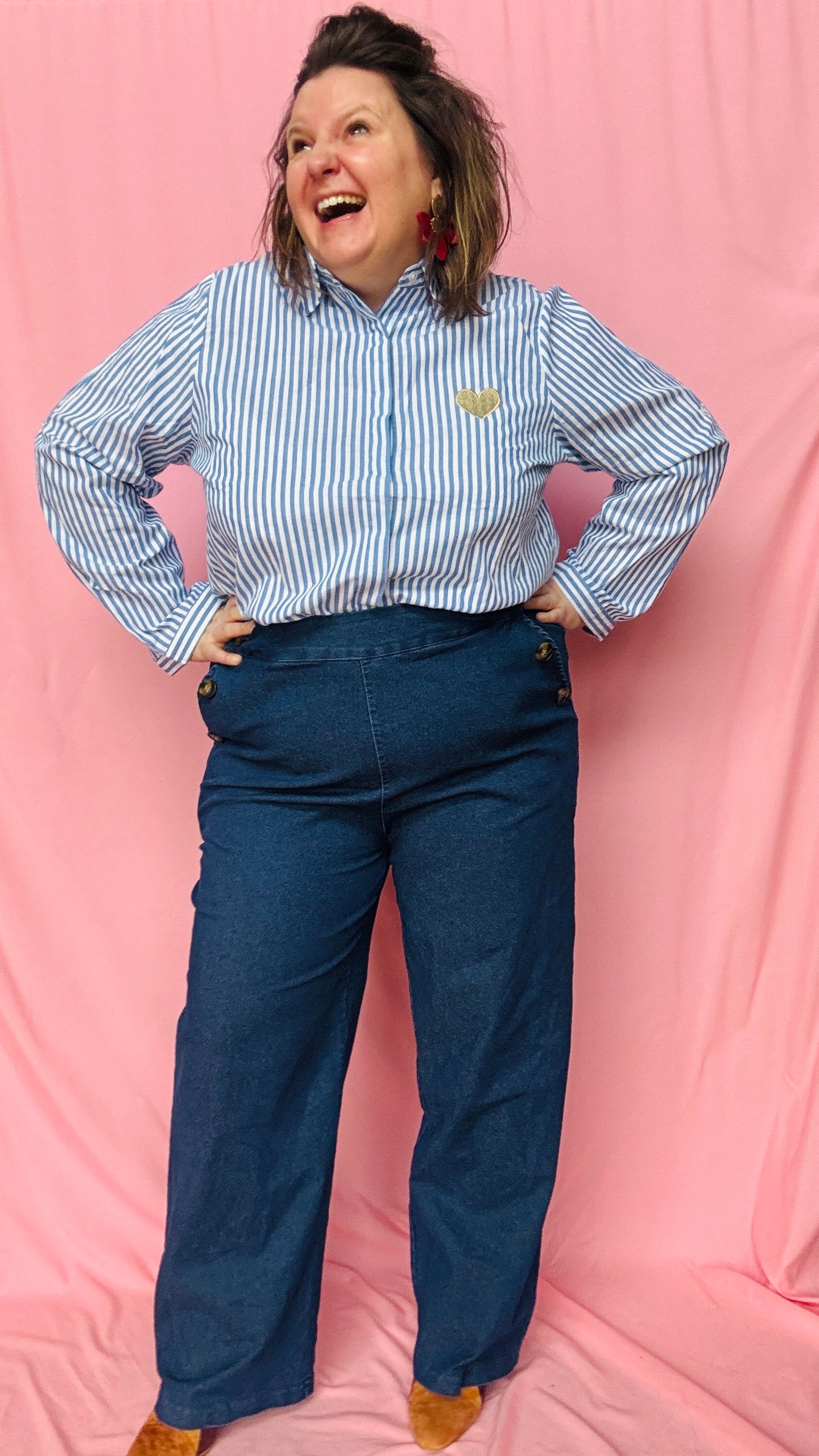 Craquez pour cette chemise rayée grande taille bleu et blanc au détail cœur doré et adoptez une allure chic et tendance au quotidien !