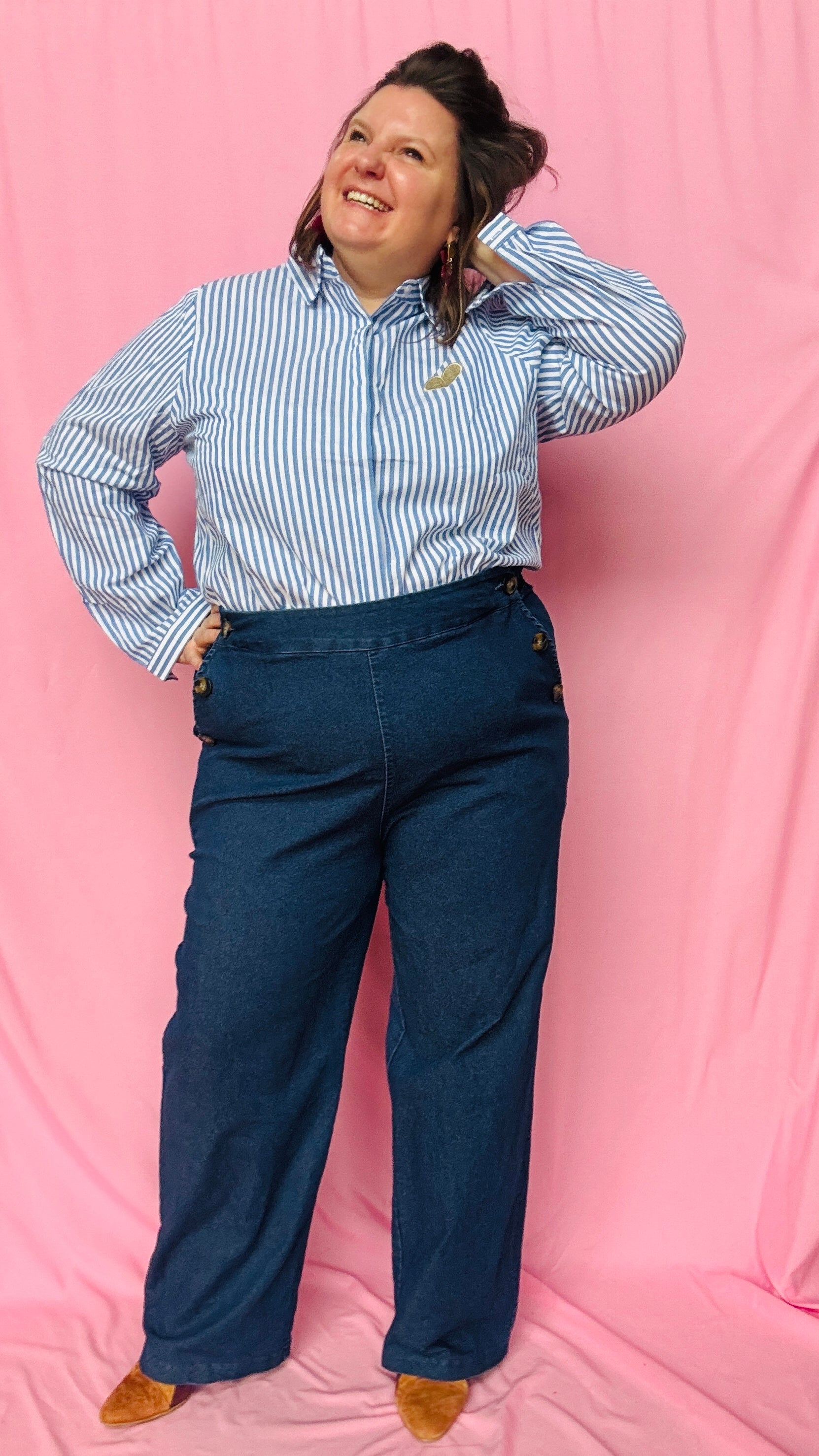 Craquez pour cette chemise rayée bleu et blanc grande taille au détail cœur doré et adoptez une allure chic et tendance au quotidien !