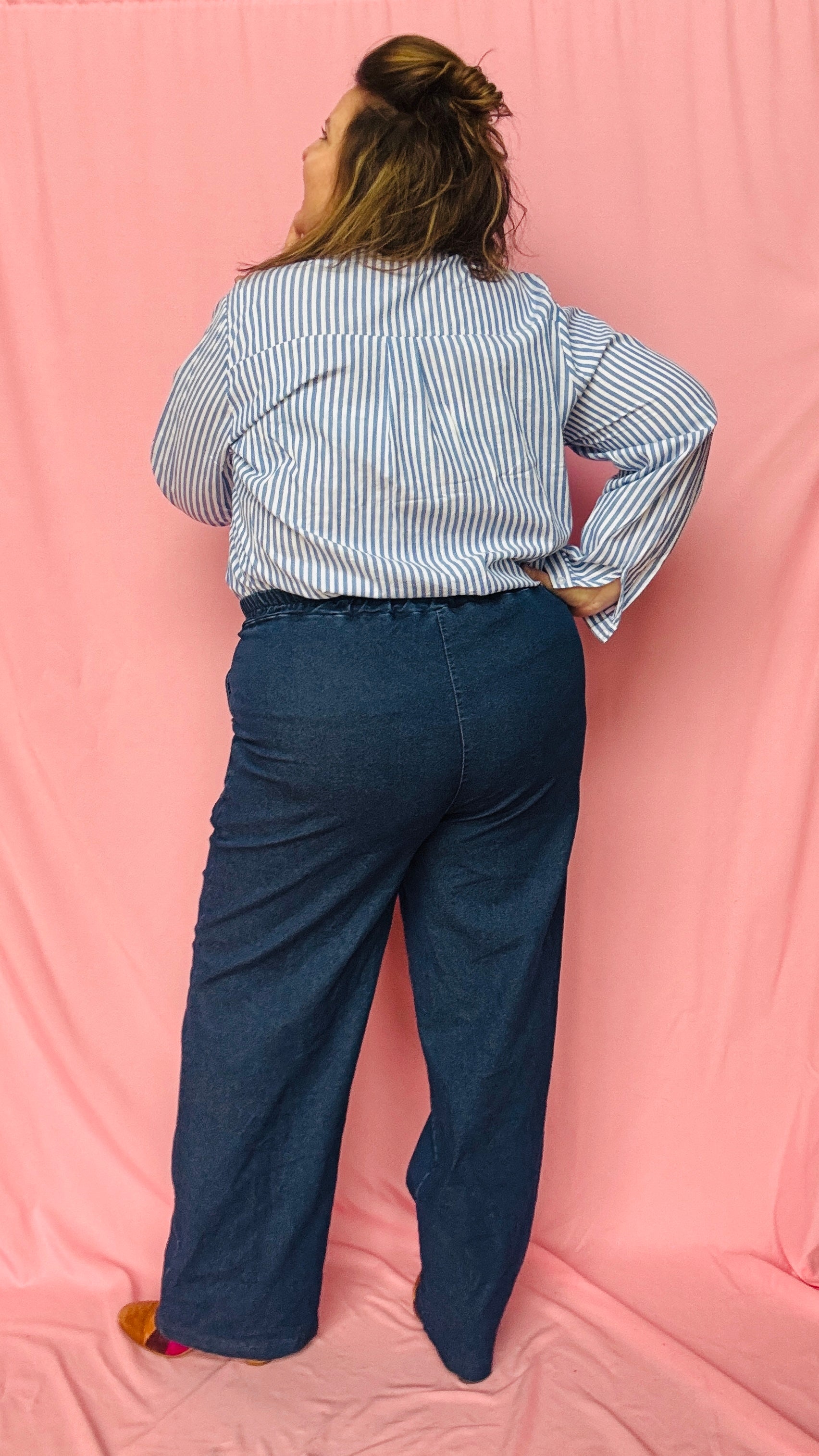 Craquez pour cette chemise rayée grande taille bleu et blanc au détail cœur doré et adoptez une allure chic et tendance au quotidien !