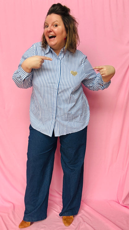Craquez pour cette chemise rayée grande taille bleu et blanc au détail cœur doré et adoptez une allure chic et tendance au quotidien !