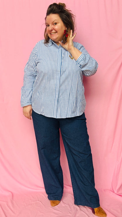 Craquez pour cette chemise rayée grande taille bleu et blanc au détail cœur doré et adoptez une allure chic et tendance au quotidien !