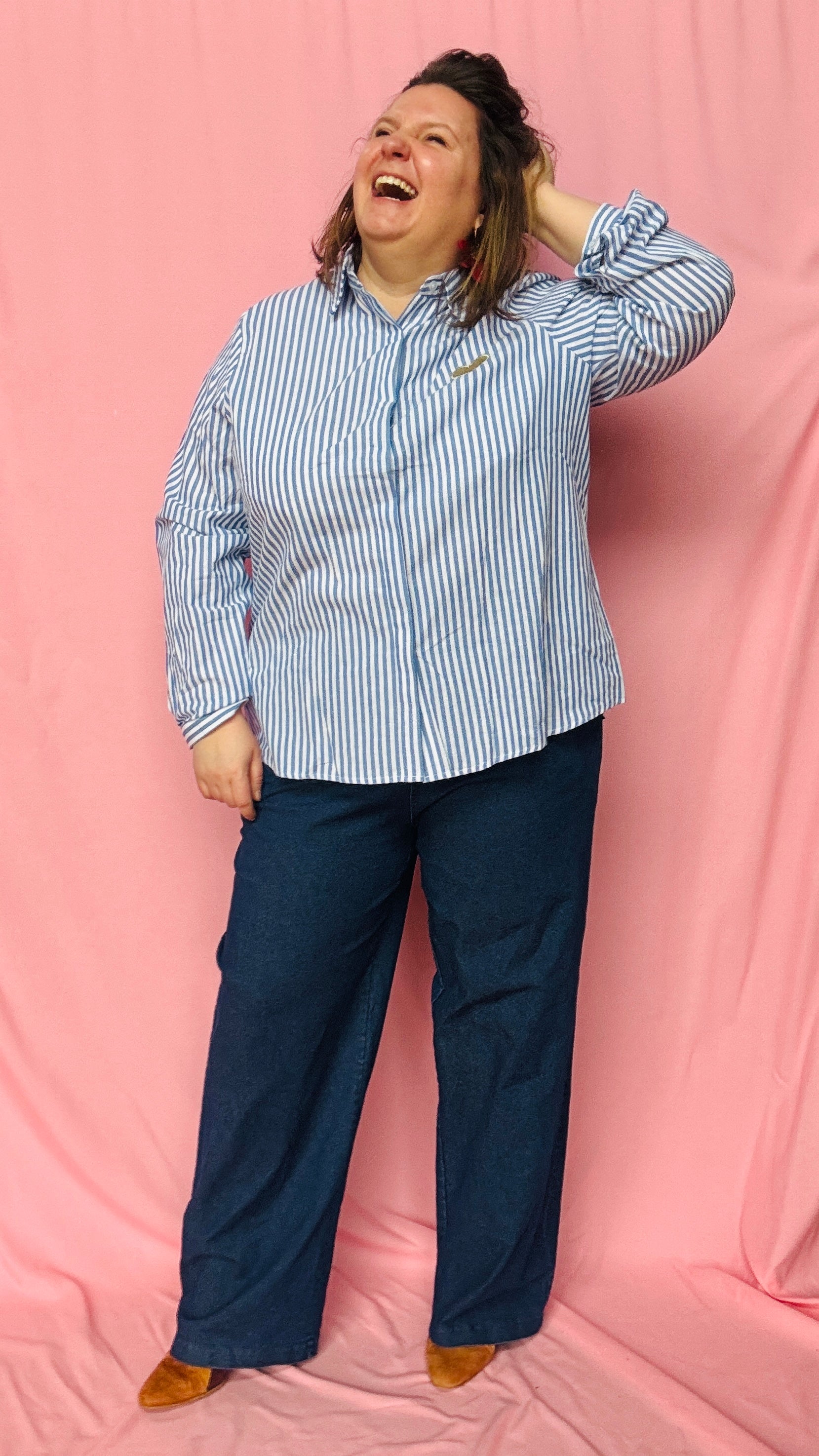 Craquez pour cette chemise rayée grande taille bleu et blanc au détail cœur doré et adoptez une allure chic et tendance au quotidien !