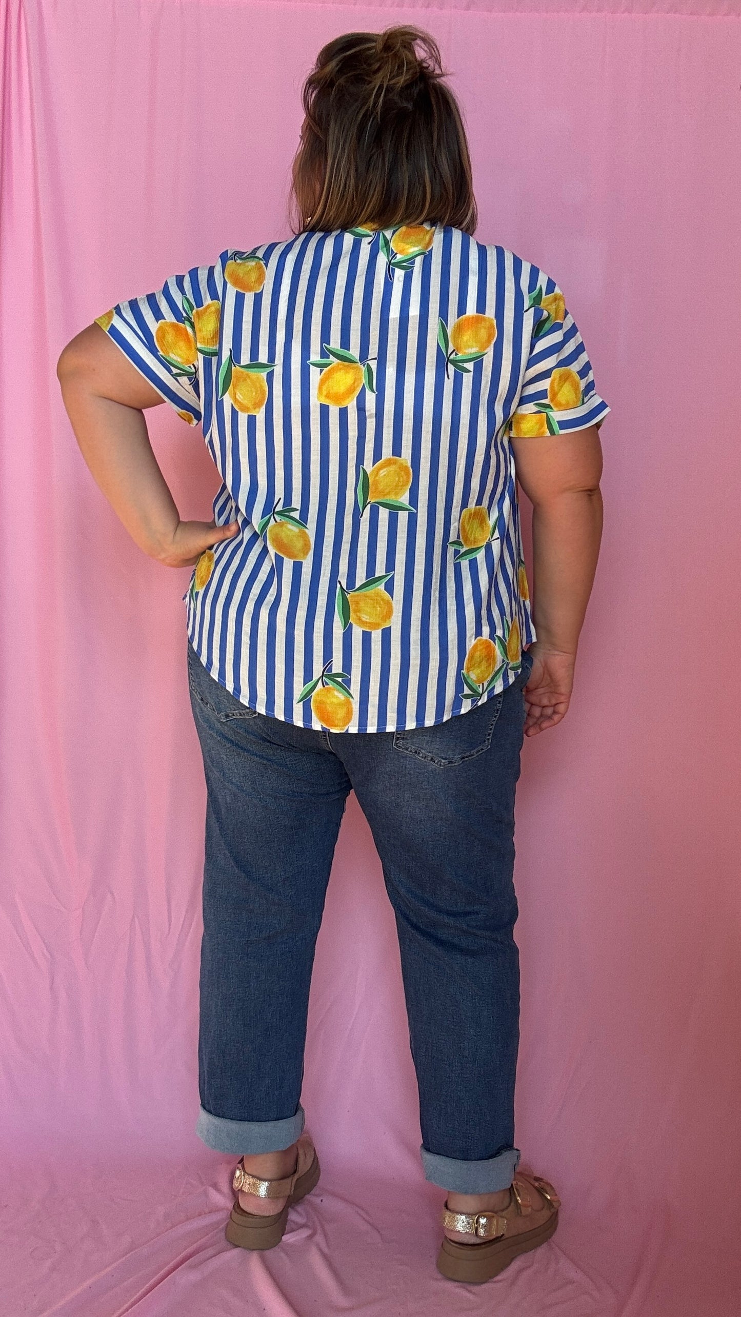 Une chemise grande taille pleine de fraîcheur et de bonne humeur ! Son motif à rayures bleu et ses jolis citrons apportent instantanément du peps à tes tenues 🌈