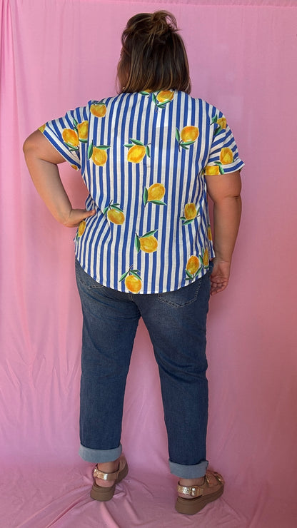 Une chemise grande taille pleine de fraîcheur et de bonne humeur ! Son motif à rayures bleu et ses jolis citrons apportent instantanément du peps à tes tenues 🌈