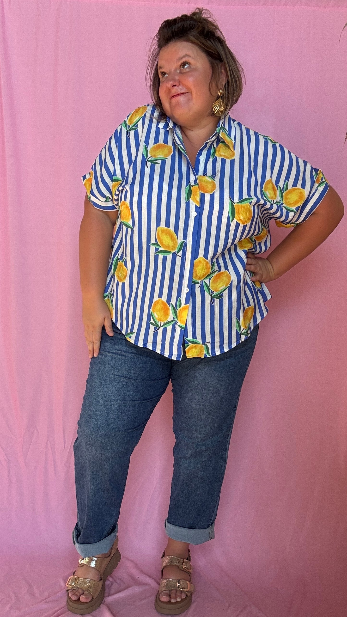Une chemise grande taille pleine de fraîcheur et de bonne humeur ! Son motif à rayures bleu et ses jolis citrons apportent instantanément du peps à tes tenues 🌈